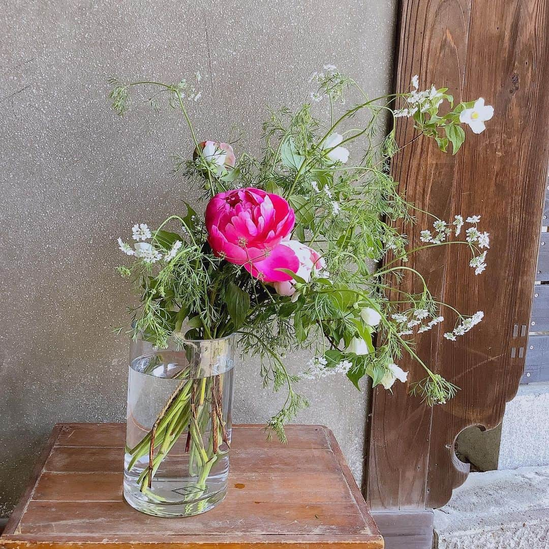 桑原麻美のインスタグラム：「今月のパリスタイルブーケ💐 ⁡ ⁡ 芍薬 梅花空木 コリアンダー ⁡ ⁡ 大きな花が好きなので、 芍薬が入るのがめっちゃ嬉しい😍 ⁡ ⁡ コリアンダーの香りで、 エスニック料理が食べたくなりました。 ⁡ ⁡ 可憐なコリアンダーの花が 風に揺れるのがかわいい❤️ ⁡ ⁡ ⁡ #アナウンサー　#フリーアナウンサー　#桑原麻美　#話し方講師　#マナー講師　#アラフィフ　#ワーママ　#共感ボイス　#司会　＃ナレーター　#芍薬　#梅花空木　#コリアンダー　#パリスタイルブーケ」