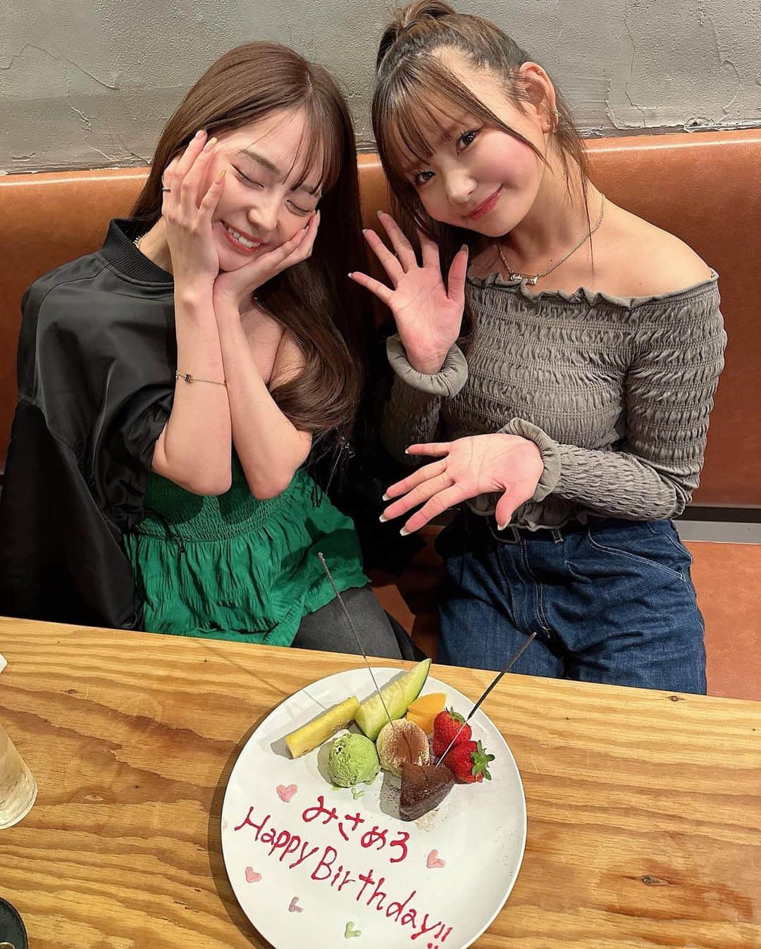 堀尾実咲のインスタグラム：「だいすきなみずきてぃがお誕生日お祝いしてくれたの🥹🎂  嬉し過ぎたよおおお🥹💖  突然めちゃくちゃパーリーな音楽かかり出して何事かと思ったらケーキ出てきて爆笑🤣 みずきてぃサプライズじょうず🥰 演技派でした👏 ありがとう☺️💖  またすぐ会おうね💖」