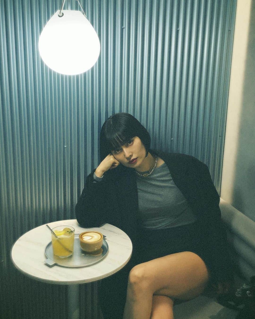佐藤乃莉のインスタグラム：「すましてポーズしてるけど…  カフェラテ  びっちゃんびっちゃんw  もう、運ぶ時に溢したよ🙂  #cafe##カフェラテ#outfit#ootd」