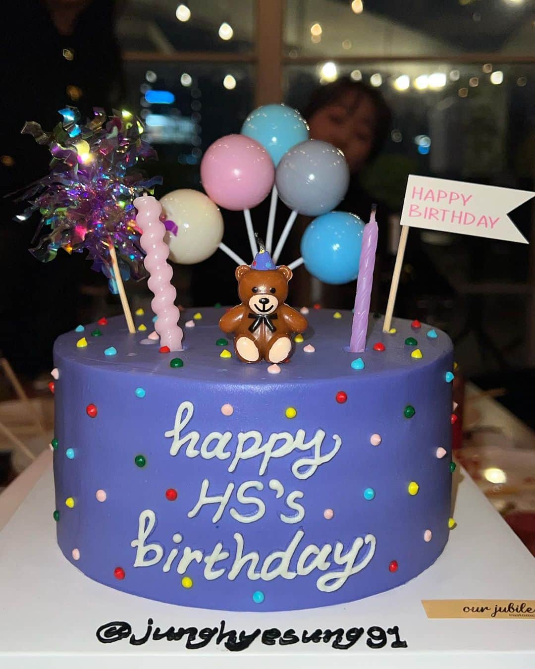 のインスタグラム：「바람만 안불었다면 좋았을 나의 올해 생일저녁💓 매년모이는 나의 천군만마들이랑 🫶🏼」