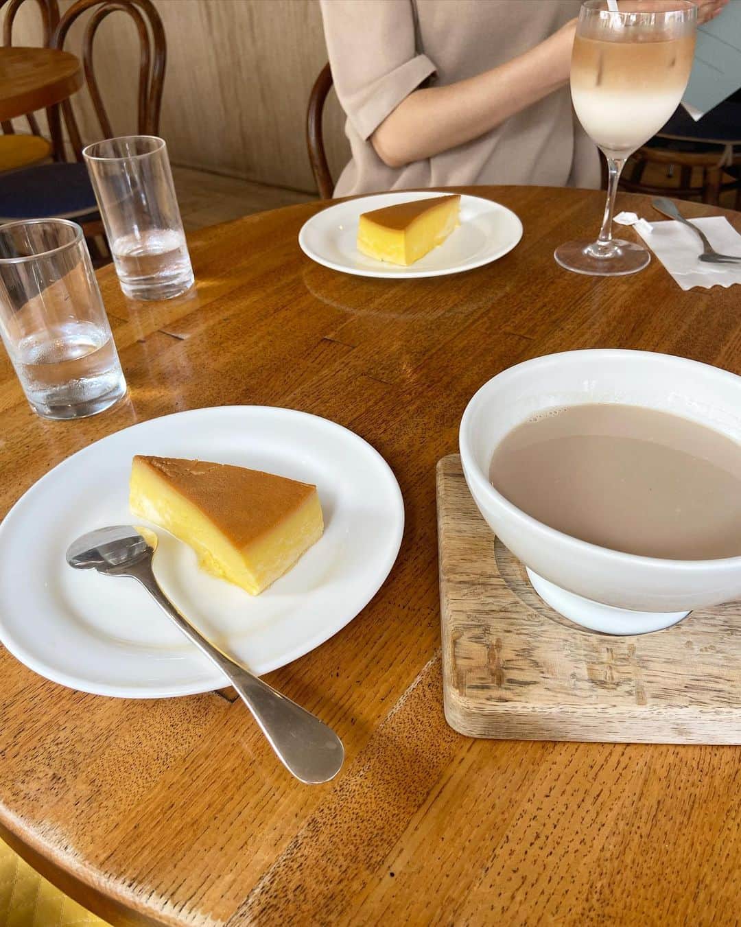 渡辺有子のインスタグラム：「下北沢の「T」 10代の頃から通うお店が今日で閉店。  閉店を惜しむお客様で連日、同窓会のような店内。41年間休まず続けてこられたオーナーご夫妻とお客様の会話にもらい泣き…。愛されるお店ってこういうことなんだなぁ。  閉店を知ってから思い残したくないと連日のように学生時代の友人と連れ立って通ったけど、行けば行くほど名残惜しくなった。これからもあってほしいけれど…😢  青春の思い出。 よいお店。  ありがとうございました。」