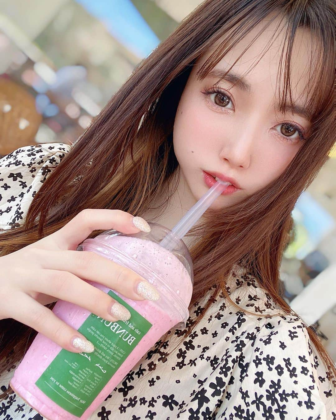 yokoさんのインスタグラム写真 - (yokoInstagram)「. 大阪人なので ミックスジュースえらびがち🍹🫧  沖縄の写真アップしてって言われたけど この日以外すっぴんだったので この服での写真しか無かったw ごめんね🤣 . . . .  . . . . . . . . .  #沖縄 #沖縄旅行 #アメリカンビレッジ  #エンタメ活動を止めない #アジア一のエンターテインメント #burlesque#バーレスク東京#ダンサー#透明少女#ショーダンサー#blue#showdancer#model#hairmake#makeup#love#ootd#fashion#instagood#instalike#instafashion#tokyo#white #오오티디‭#셀카 #お洒落さんと繋がりたい#カメラ好きな人と繋がりたい#モデル#東京」5月21日 15時45分 - yoko_burlesque