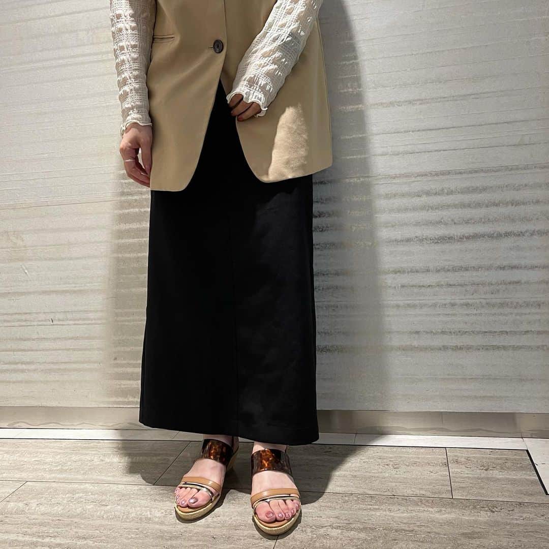 のインスタグラム：「柄で迷ってしまう！新作サンダル♫  ゴムで着脱簡単♫太めの甲ベルトがしっかり支えてくれる&安定のウェッジソールで歩きやすくなっております✨👏  color:black、ivory、brown、silver size:S〜L price:¥7,150(in tax)  #LazySwan#レイジースワン#レイジースワン蒲田  #tokyuplaza #東急プラザ #東急プラザ蒲田  #tokyodisneyland #東京 #kamata #蒲田 #靴屋 #靴 #shoes #サンダル #sandal #スカートコーデ #今日のコーデ #ジレコーデ #アラサーコーデ #アラサー女子 #お洒落さんと繋がりたい #足元倶楽部 #instagram #instagood #instafashion #ootd #ootdfashion #룩북 #오늘뭐입지 #신발」