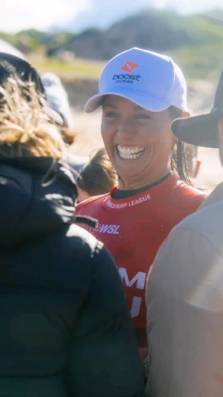 サリー・フィッツギボンズのインスタグラム：「Community, ocean energy and competing against the best…everything I love about putting on the jersey @gwmaustralia @wsl #SydneySurfPro  —————- Powered by my team @boostaus @breitling @all.pacific @harveynormanau @gwmaustralia @almondbreezeaus @tandcsurf @gpangsurf @fcs_surf @axxeclassic @devikaworld」