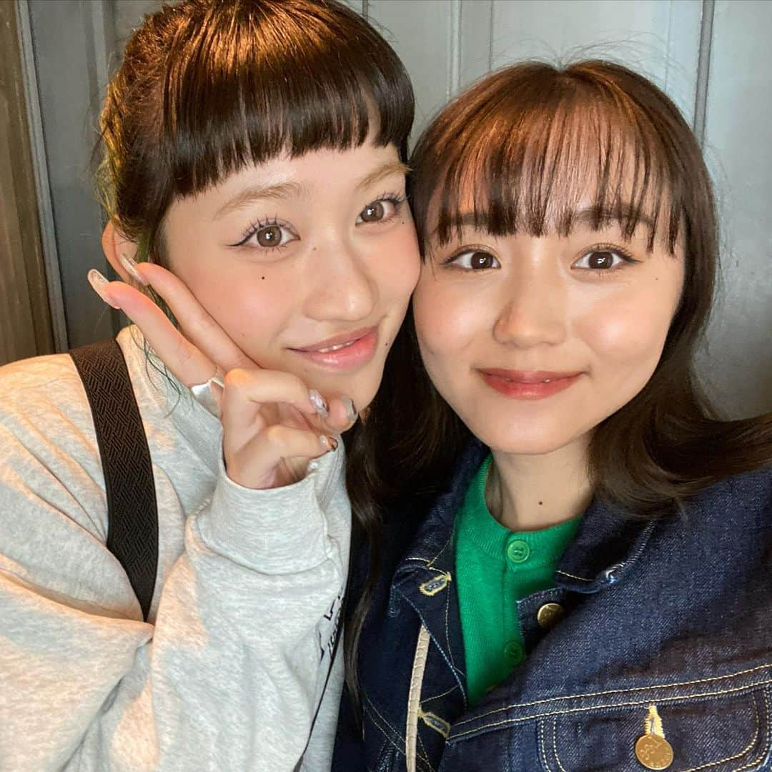 室田瑞希のインスタグラム：「さっちゃんとお出かけした時の🌻🌷 #佐々木莉佳子 #室田瑞希 #むろりか #泣いてっないしっ #らぶ #3期 #同期」