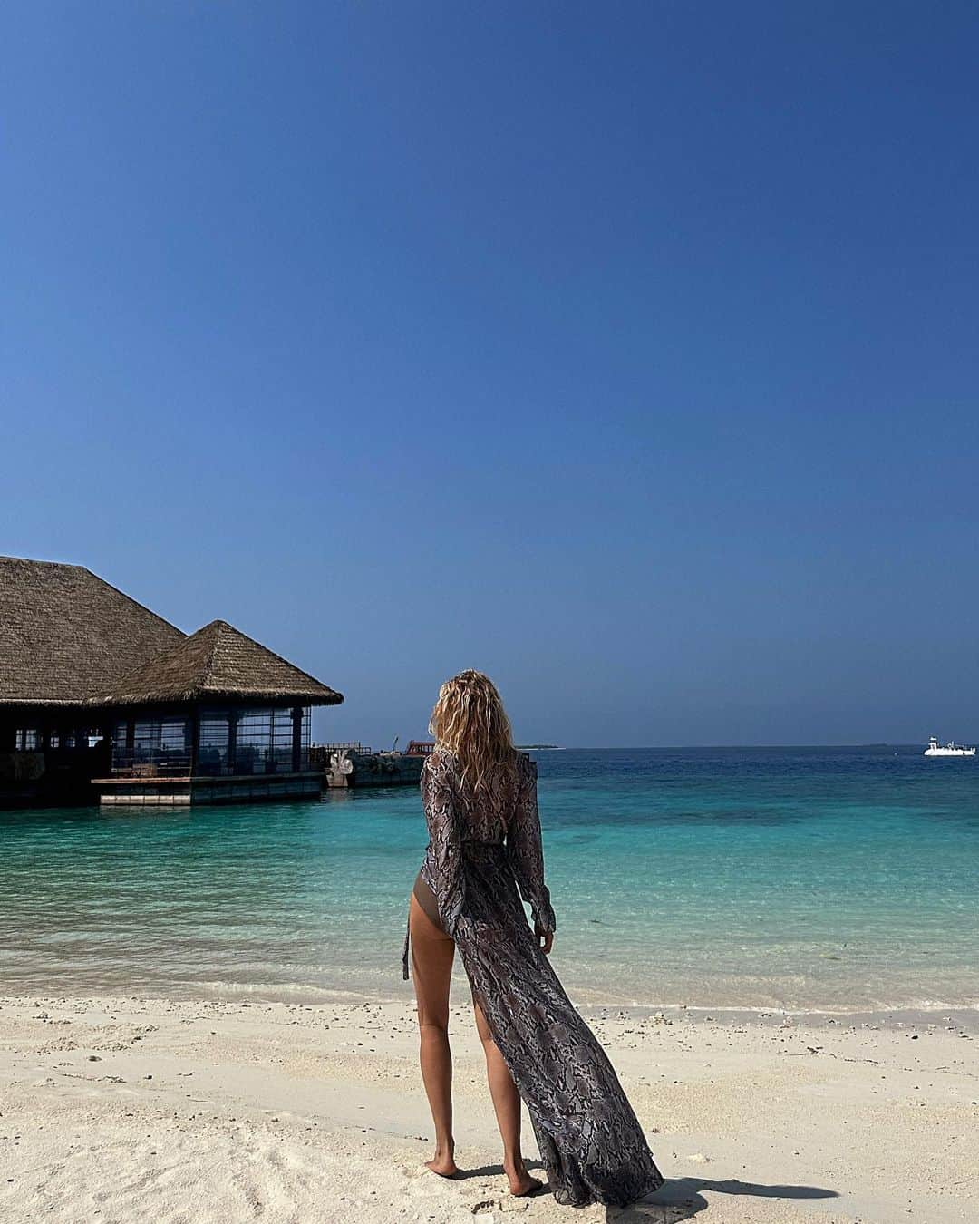 ヤナ・ルドコフスカヤさんのインスタグラム写真 - (ヤナ・ルドコフスカヤInstagram)「Beautiful morning at the @joalimaldives 🐠🌴wearing @natayakimbeachclub & @natayakim 🤎」5月21日 15時50分 - rudkovskayaofficial