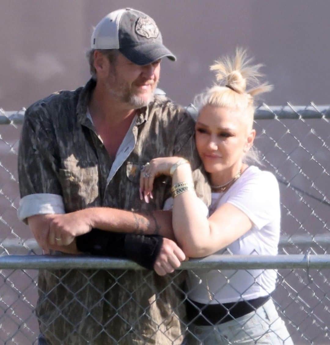 Just Jaredさんのインスタグラム写真 - (Just JaredInstagram)「Gwen Stefani grabbed a seat on Blake Shelton's lap while watching her son play football today in Los Angeles. We've got more pics on JustJared.com! #GwenStefani #BlakeShelton Photos: Backgrid」5月21日 15時50分 - justjared