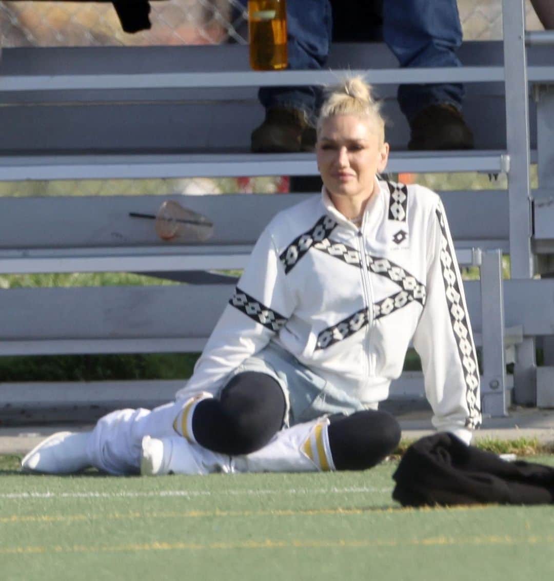 Just Jaredさんのインスタグラム写真 - (Just JaredInstagram)「Gwen Stefani grabbed a seat on Blake Shelton's lap while watching her son play football today in Los Angeles. We've got more pics on JustJared.com! #GwenStefani #BlakeShelton Photos: Backgrid」5月21日 15時50分 - justjared