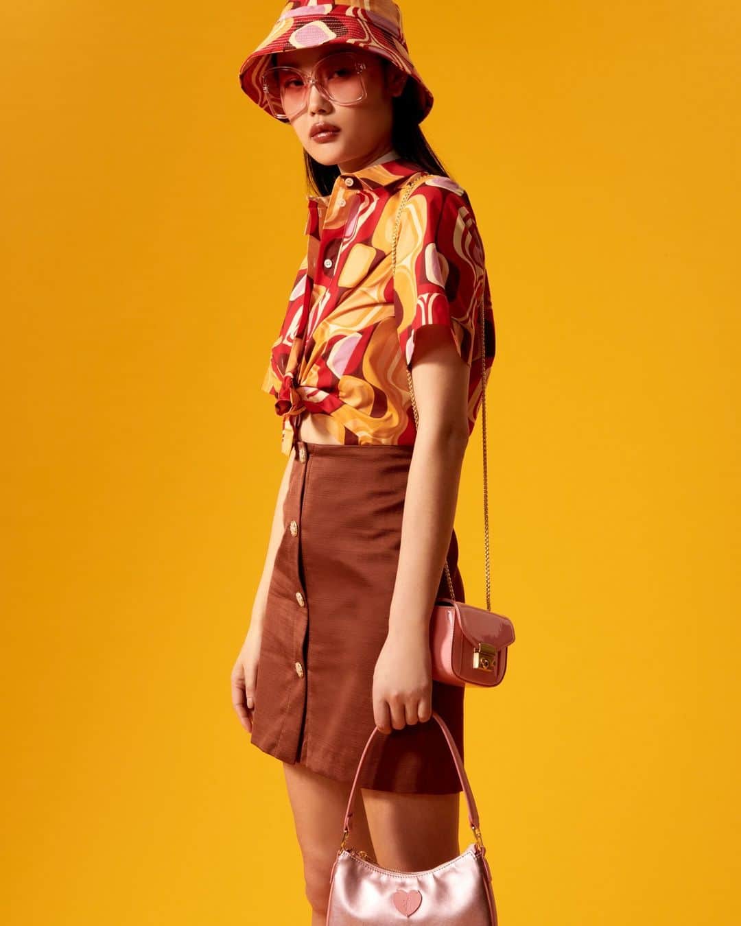 タラジャーモンのインスタグラム：「POV : When you couldn’t choose so you decide to wear both.  #tarajarmon #fashion #PE23 #newin」