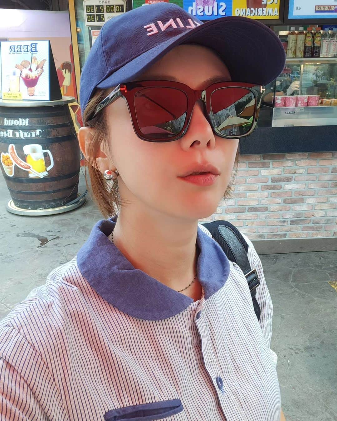 ユ・ハナのインスタグラム：「꿈과 희망의 나라인데 주말에 가면  교복입은 사람과 대기의 나라  ❤️  With Sean」