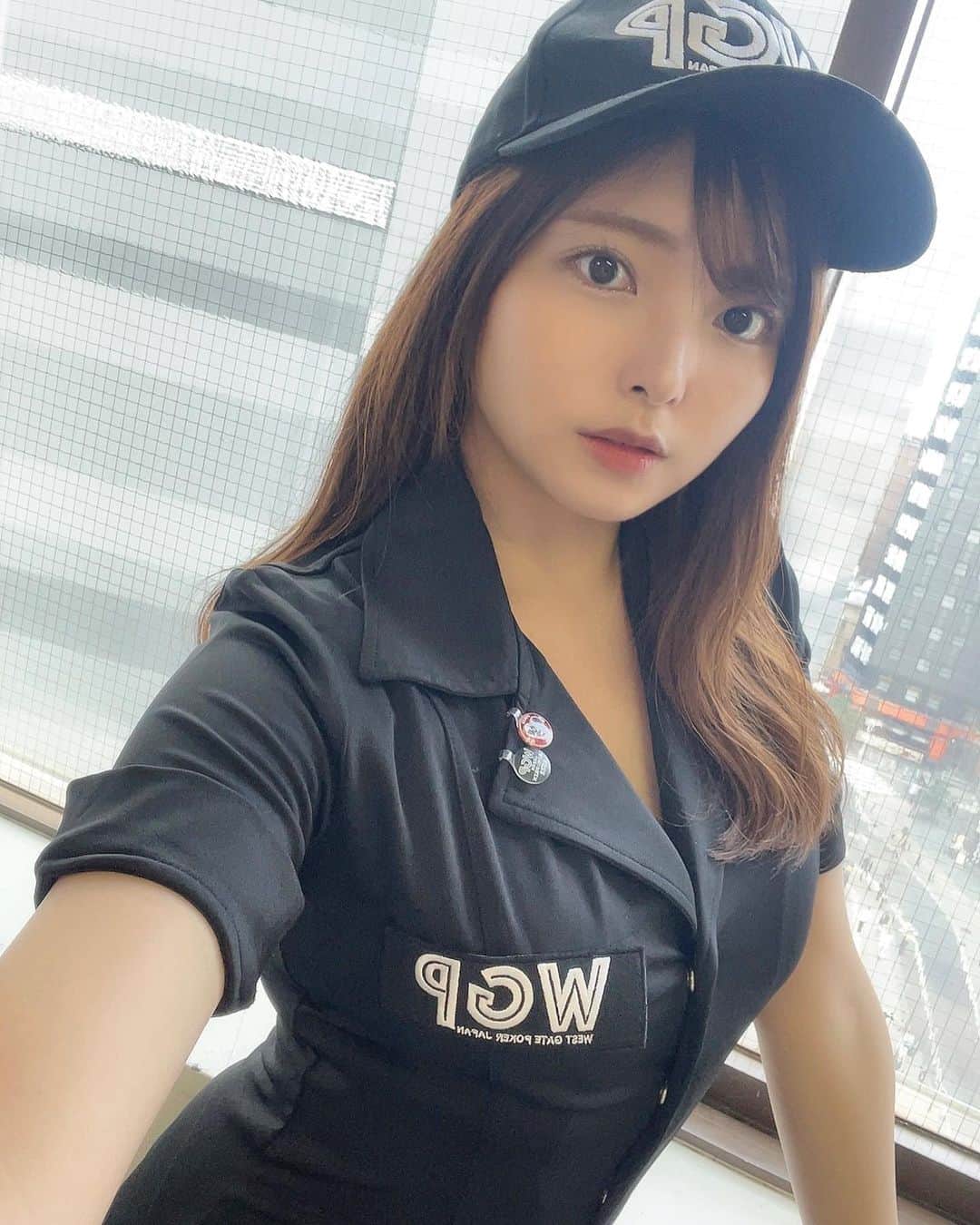 西谷麻糸呂のインスタグラム：「WGP JAPAN GRANDPRIX 2023  本日ポーカークイーンを務めさせて頂いてます👮  大人気のポーカーバトルに加え ライブやドレスショーがあったりと 会場は大盛り上がりです🙌  TOKYO MXにて6月下旬ごろO.A予定ですので、またお知らせします😌  #WGP #ポーカー #poker」