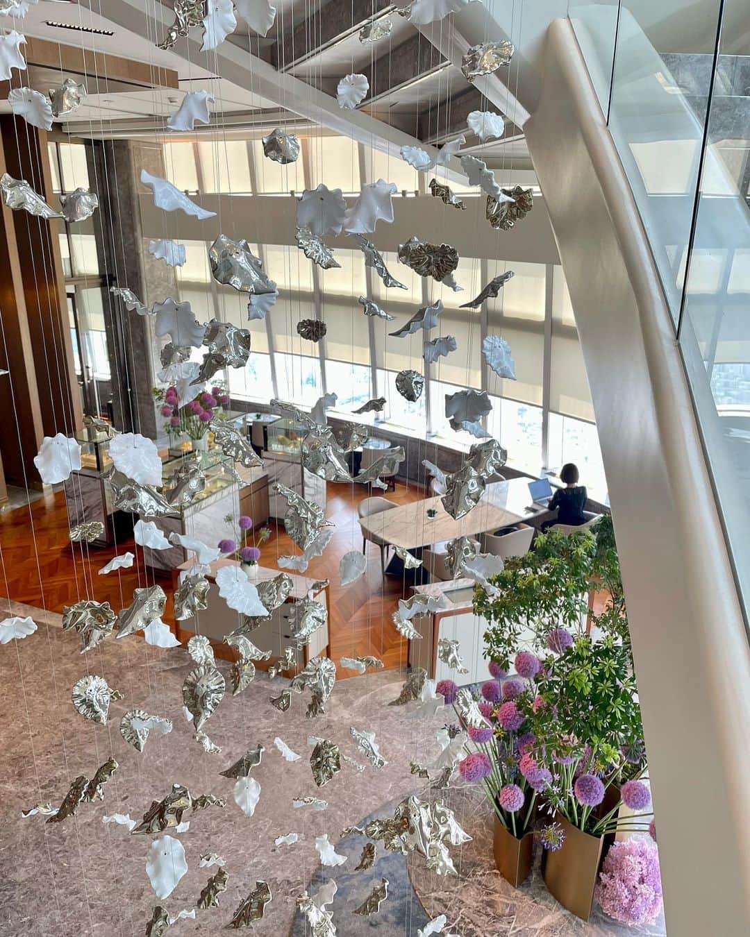 小川薫さんのインスタグラム写真 - (小川薫Instagram)「【101階】 . プロポーズではありません笑 ソウルでいちばん高層の SIGNIEL HOTEL（シグニエルホテル） 76階から101階に客室がある5ツ星ホテル。  ソウル南部の中心部に 2017年4月、ロッテワールドタワー内に オープンしました。  モダンな内装ですがメインカラーは 本家のロッテと同じですね✨  #ソウル　#韓国　#seoul #シグニエルホテル #signielseoul #ロッテワールドタワー　#101階 #salondeclover  #サロンドクローバー #小川薫 #料理研究家　#テーブルコーディネーター #堀江 #イタリアンレッスン　#料理教室　#料理教室大阪」5月21日 15時56分 - salondeclover