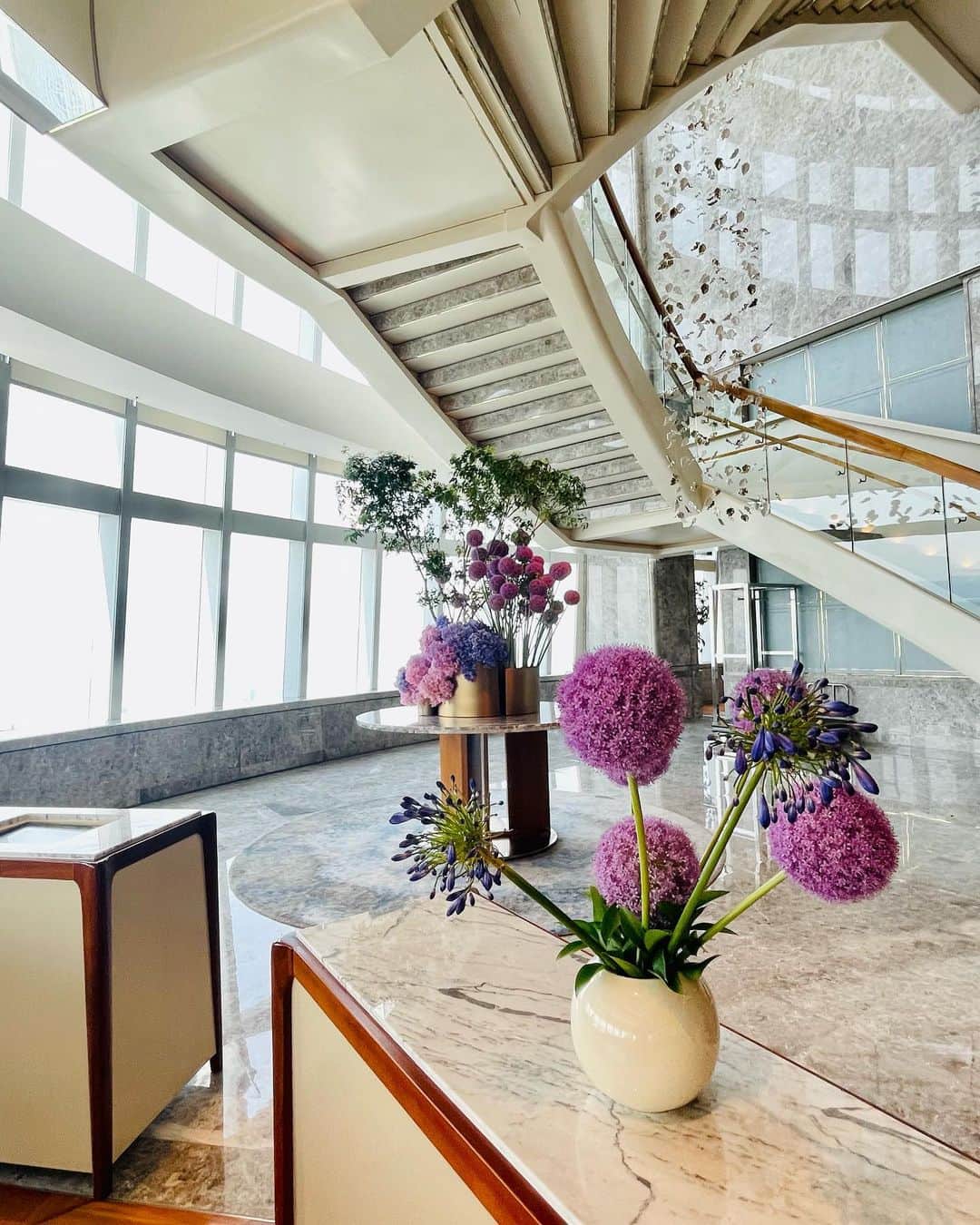 小川薫さんのインスタグラム写真 - (小川薫Instagram)「【101階】 . プロポーズではありません笑 ソウルでいちばん高層の SIGNIEL HOTEL（シグニエルホテル） 76階から101階に客室がある5ツ星ホテル。  ソウル南部の中心部に 2017年4月、ロッテワールドタワー内に オープンしました。  モダンな内装ですがメインカラーは 本家のロッテと同じですね✨  #ソウル　#韓国　#seoul #シグニエルホテル #signielseoul #ロッテワールドタワー　#101階 #salondeclover  #サロンドクローバー #小川薫 #料理研究家　#テーブルコーディネーター #堀江 #イタリアンレッスン　#料理教室　#料理教室大阪」5月21日 15時56分 - salondeclover