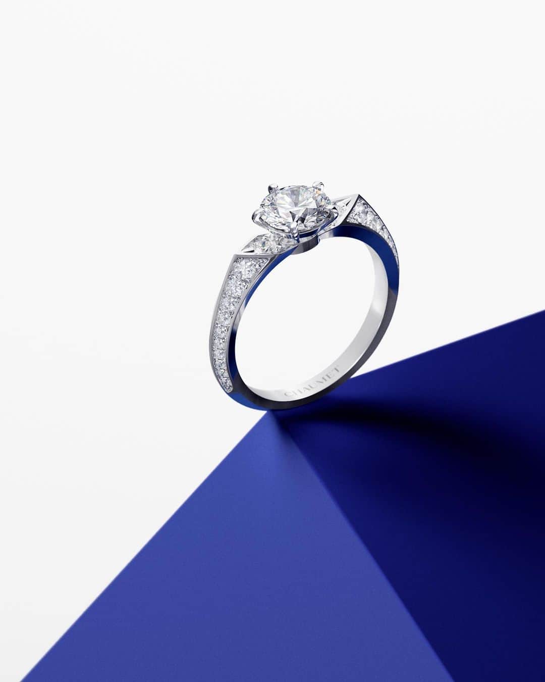 Chaumetさんのインスタグラム写真 - (ChaumetInstagram)「One diamond, three iconic designs... What's your favourite?  Whether regal with our Joséphine tiara ring, graphic like Bee My Love or the Sérénade classic with a twist, find the engagement ring of your dreams at Chaumet.  #Chaumet #CrownYourLove」5月21日 15時56分 - chaumetofficial