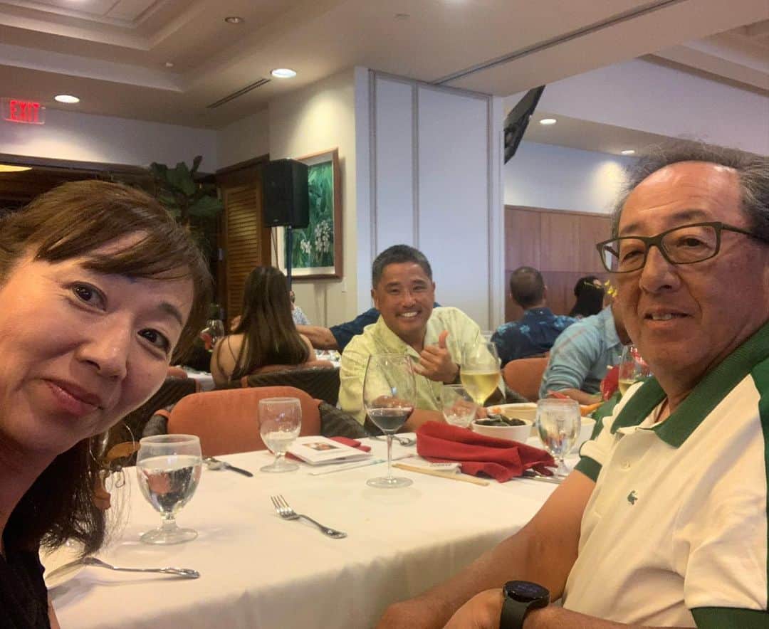 飯島寛子のインスタグラム：「セミプロ信幸先生チーム表彰されると期待してたんだけど‥ #golftournament #hawaii #waialaecountryclub」