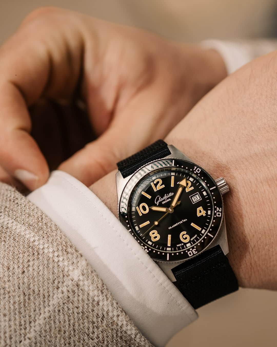 グラスヒュッテさんのインスタグラム写真 - (グラスヒュッテInstagram)「From the ocean to the conference room: our SeaQ feels at home in both environments. As a certified diver's watch, it is in its element ashore as well as underwater. This also applies to its new black synthetic strap, which is made from recycled fishing nets. It thus combines sustainability with sporty, elegant style and proves to be the ideal partner for our SeaQ in black – and for your life. Proud to be the Original.  #GlashütteOriginal #GlashuetteOriginal #PTBTO #SeaQ #Diverwatch #Sportswatch #OceanPlastic #sustainable」5月21日 16時00分 - glashuetteoriginal