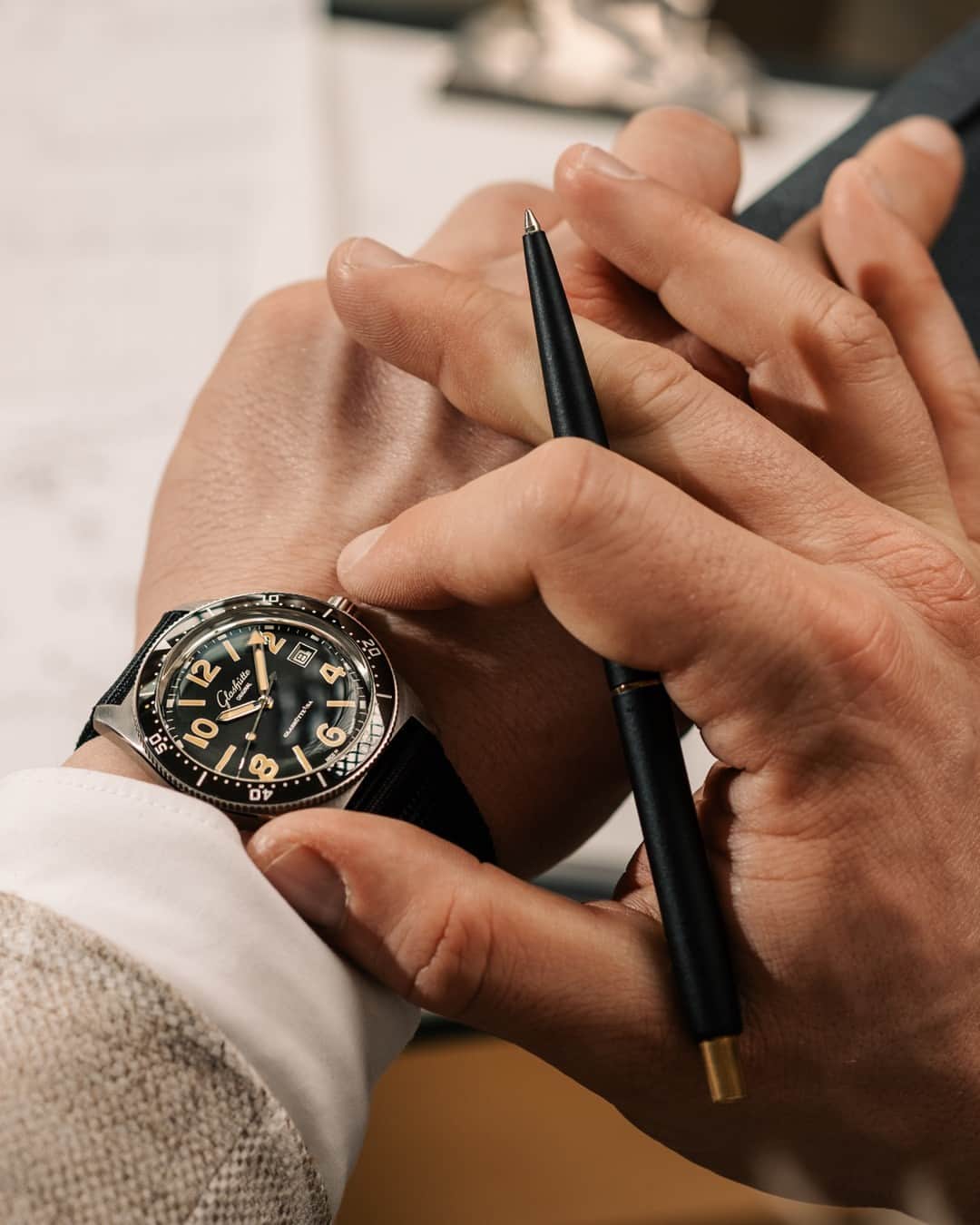 グラスヒュッテのインスタグラム：「From the ocean to the conference room: our SeaQ feels at home in both environments. As a certified diver's watch, it is in its element ashore as well as underwater. This also applies to its new black synthetic strap, which is made from recycled fishing nets. It thus combines sustainability with sporty, elegant style and proves to be the ideal partner for our SeaQ in black – and for your life. Proud to be the Original.  #GlashütteOriginal #GlashuetteOriginal #PTBTO #SeaQ #Diverwatch #Sportswatch #OceanPlastic #sustainable」