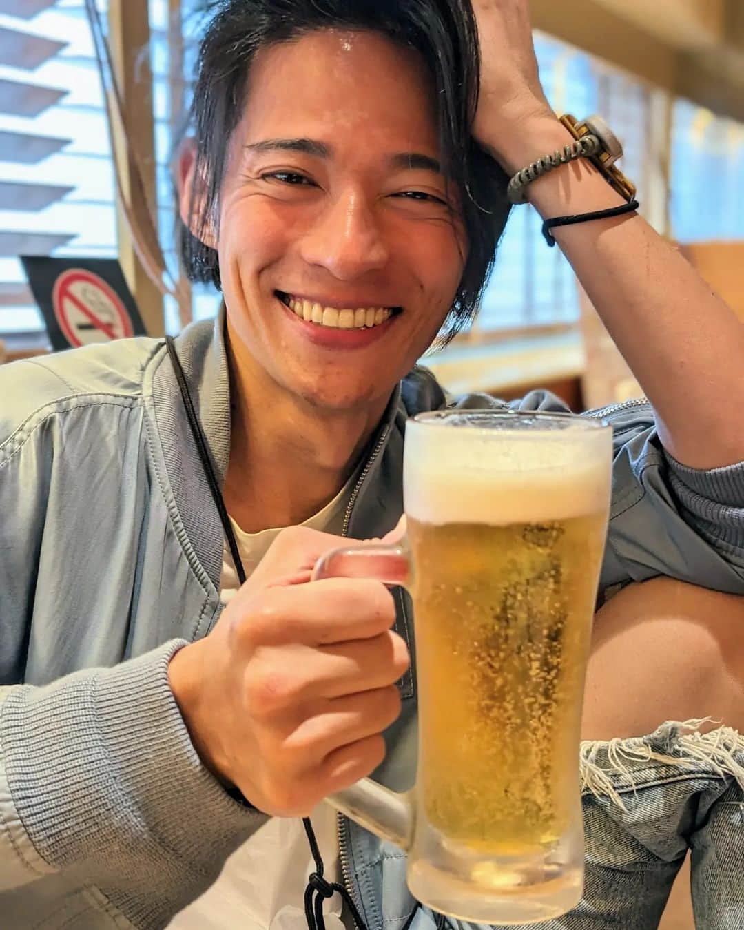 久保裕丈のインスタグラム：「サウナで水分と毒素を排出した直後にそれらを接種していくスタイル。 サ後ドリンクの#ととのみ をリリースした @rihito_ttm と一緒に。 @sauna_tetsujin ありがとうございました！ #サウナ #サウナイキタイ #サ飯　#beer #ビール #beerstagram」