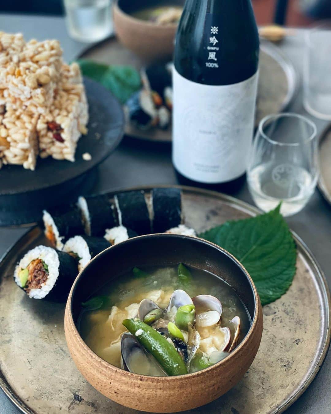 真藤舞衣子のインスタグラム：「昨日はコトラボのお料理教室ありがとうございました！  サンデーランチはサカエヤさんのお肉でキンパと　@yamakuni_irico_ichizoku のいりことそら豆とスナップえんどうのテンジャンチゲスープ、カンジョン、写ってないけど海鮮カムジャジョン(じゃがいものチヂミ)に　@kamikawataisetsushuzo のSHIRO 吟風で。いろいろ終わらなくて焦ってるけどひとつひとつこなしていこう。。。  #発酵美人になりませう　 #キムチ　#味噌」