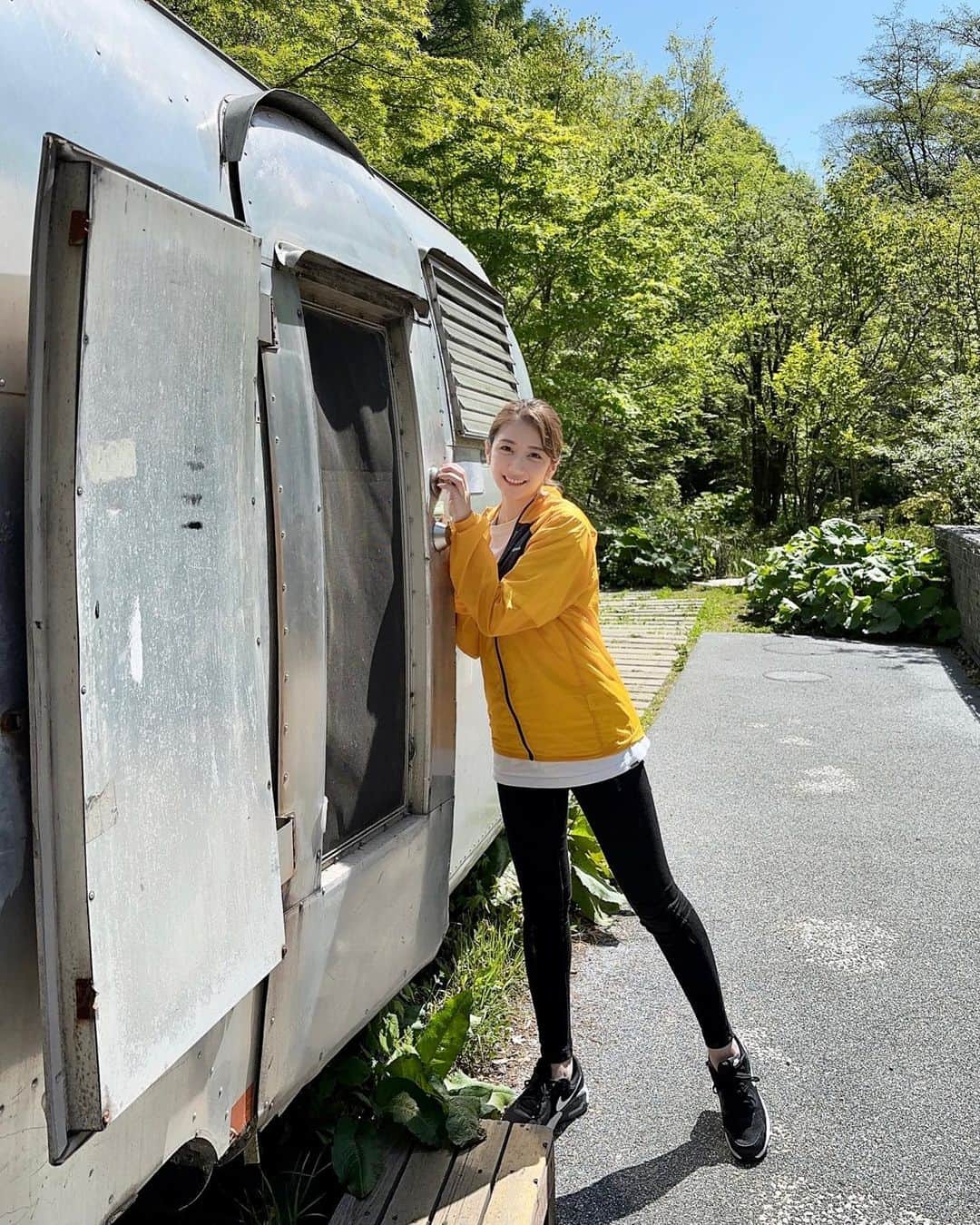 坂本麻子のインスタグラム：「. お天気いいねー☀️ インドアな私はホークス戦観ながらおうち日向ぼっこ🐣 . お掃除&洗濯しなきゃ〜 皆さんは何してる？🌱」