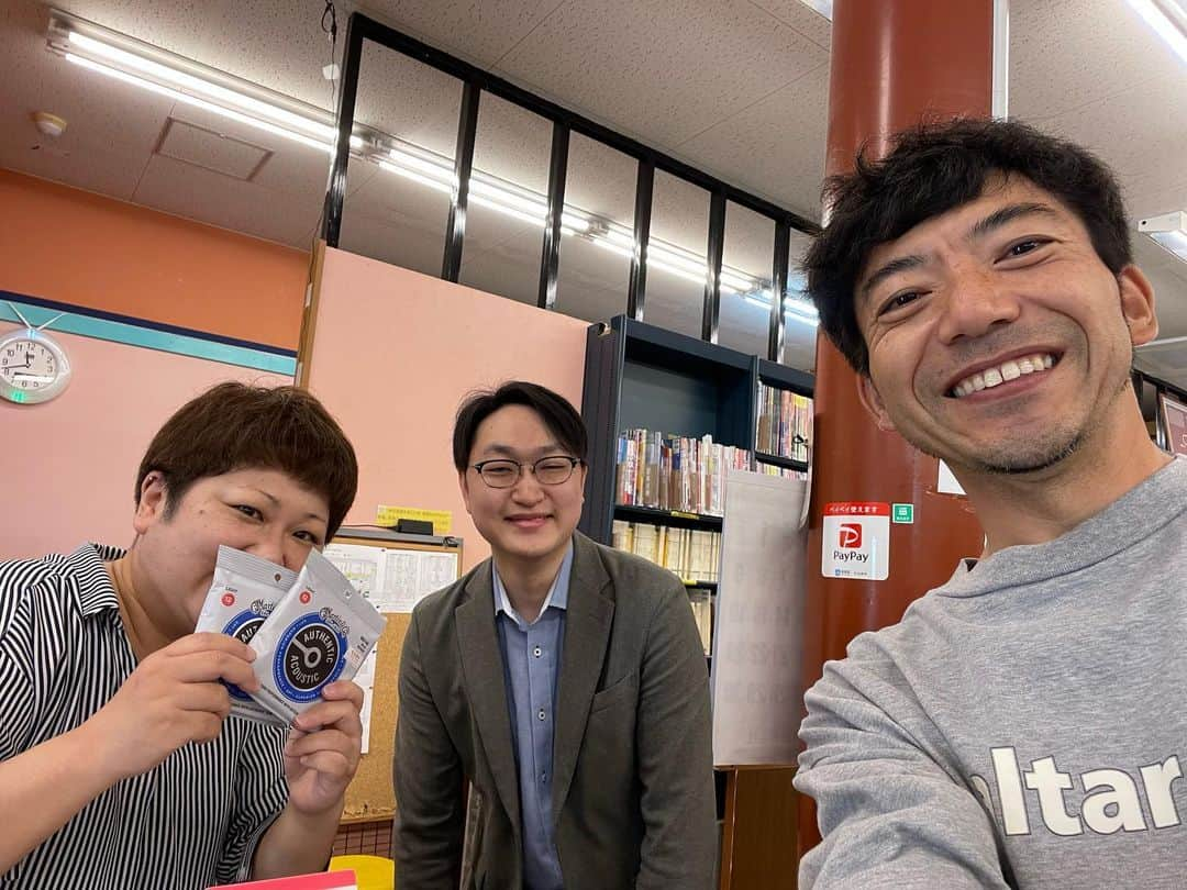 森慎太郎さんのインスタグラム写真 - (森慎太郎Instagram)「伊勢でギター屋探したらめちくちゃいいギター屋さんがありました。 お目当ての弦も買って、ステージの合間においしい伊勢うどんも食べれて、伊勢神宮以外を満喫してます」5月21日 16時08分 - doburockmorishintaro