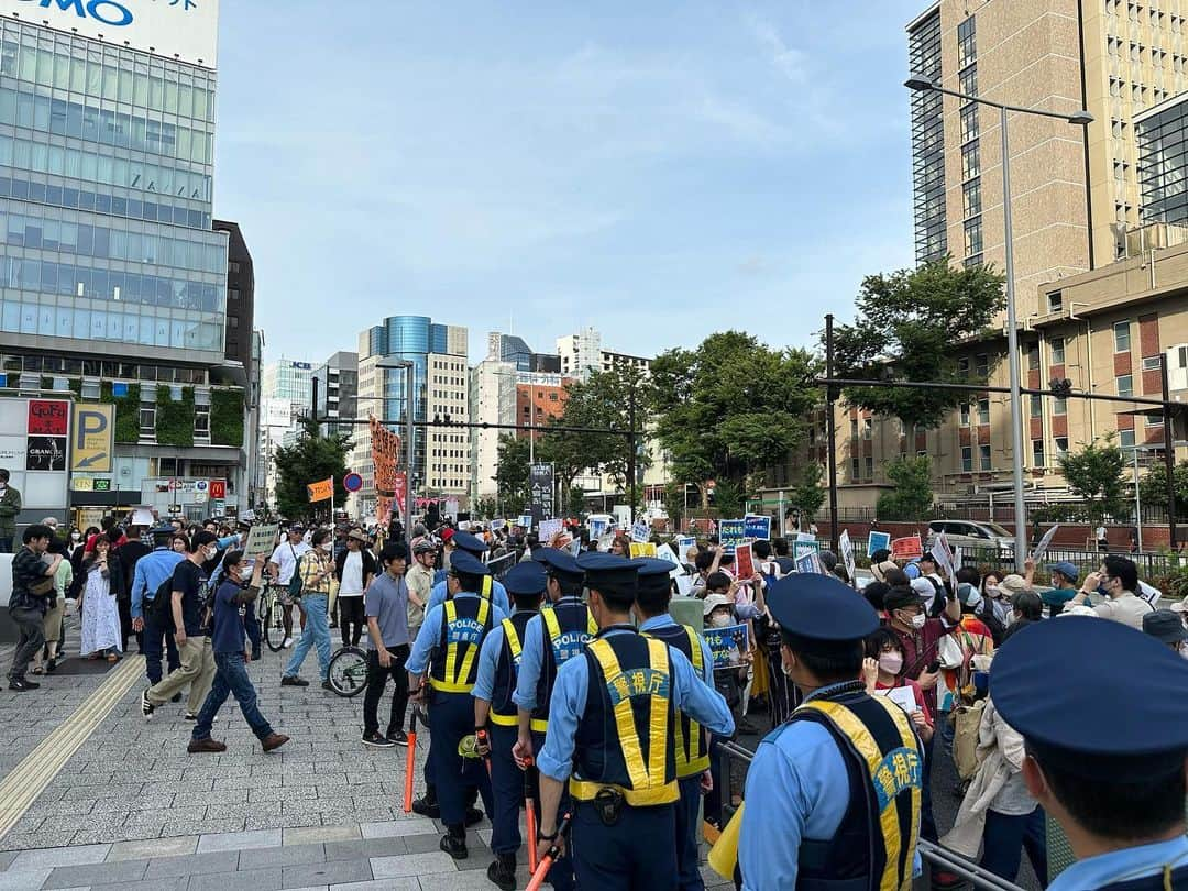 津田大介のインスタグラム：「渋谷の入管法改定反対デモ。参加者も警察もめちゃくちゃ多い。」