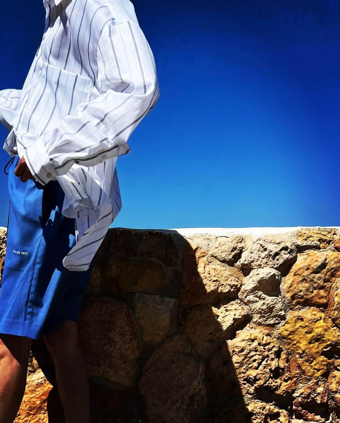 ミノトールのインスタグラム：「MINOTAUR INST. R SHORTS  FUNCTION : PREVENTION OF SHEER QUICK DRYING STRETCH UV GUARD  定番アイテムCREW SHIRTSと同素材テクニカルファブリックの膝上丈リラックスショーツ。 麻と綿を加えた天然素材の風合いに高機能をプラスし、オックスフォードにヘビーカットソーの質感を備えたドライタッチで軽快なストレッチ性 / 吸水速乾 / UVガード / 透け防止仕様。 同素材アイテムとのセットアップとしてのコーディネートもおすすめ。  Knee-length relaxed shorts made of the same technical fabric as the standard item CREW SHIRTS. A material that combines a shirt and a cut-and-sew, adding high functionality to the texture of a natural material with hemp and cotton added. A dry touch with a heavy cut-and-sew texture on Oxford for light stretchability / water absorption and quick drying / UV guard / sheer prevention specifications. Coordination as a setup with the same material item is also recommended.  Production : Made in Japan Material : Made in Japan  #minotaur_inst #minotaurinst #minotaur #ミノトールインスト #ミノトール #functional #comfortable #miyashitapark #tech #techwear #テック #relaxsmart #リラックススマート #relaxsmartwear #リラックススマートウェア #shorts #relaxshorts #techshorts #techrelaxshorts #ショーツ #リラックスショーツ #unisex #ユニセックス #setup #セットアップ」