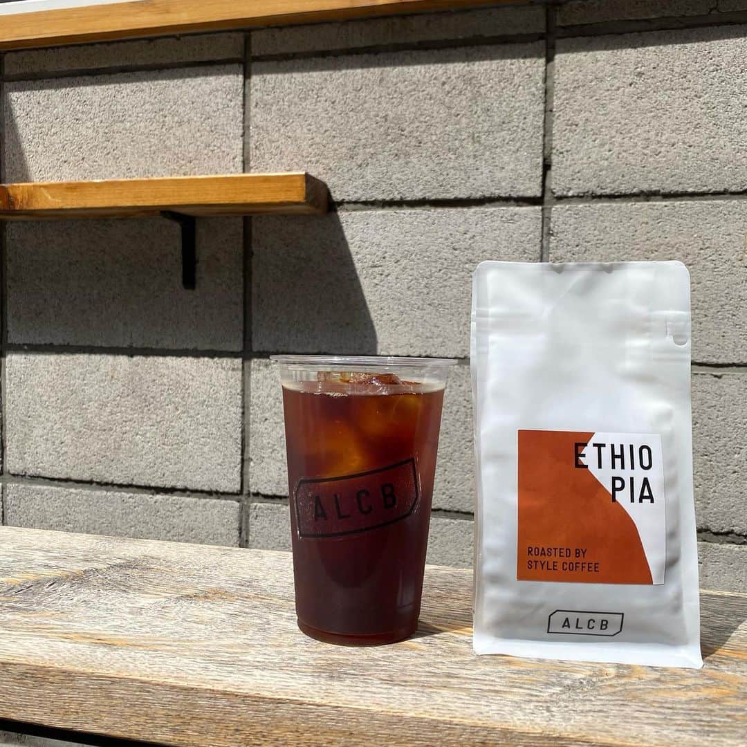 ABOUT LIFE COFFEE BREWERSさんのインスタグラム写真 - (ABOUT LIFE COFFEE BREWERSInstagram)「【ABOUT LIFE COFFEE BREWERS 道玄坂】  Beautiful sunshine on Shibuya☀️  On a hot day like this, Cold brew coffee is the perfect choice! Today's cold brew is ETHIOPIA Bensa roasted by @stylecoffee_kyoto 🇪🇹  It's the best coffee that can make the next morning very meaningful just by making it the day before✌️  気持ちの良いお天気ですね☀️ こんな日は水出しのコーヒーがおすすめです！  前日つけておくだけでお家でも簡単にお楽しみ頂けるので気に入った豆があればぜひお家でもお楽しみください！  豆販売は勿論、水出し用に挽いてお持ち帰り頂けます！  🚴dogenzaka shop 9:00-18:00(weekday) 11:00-18:00(weekend and Holiday) 🌿shibuya 1chome shop 8:00-18:00  #aboutlifecoffeebrewers #aboutlifecoffeerewersshibuya #aboutlifecoffee #onibuscoffee #specialtycoffee #tokyocoffee #tokyocafe #shibuya」5月21日 16時15分 - aboutlifecoffeebrewers