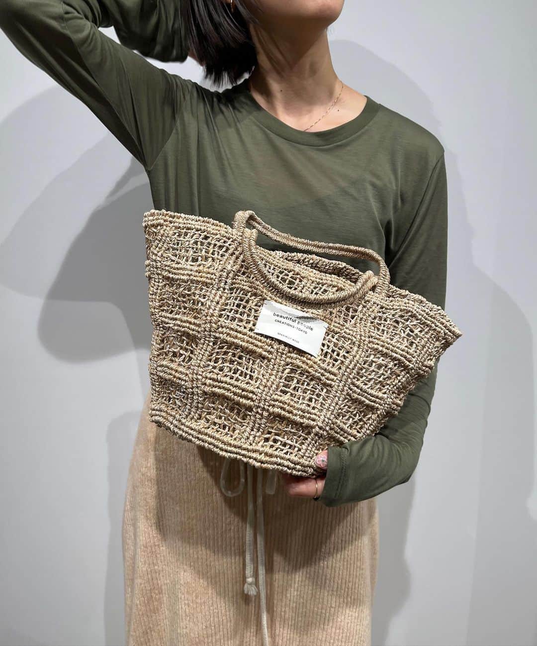 【ANN DE ARKさんのインスタグラム写真 - (【ANN DE ARKInstagram)「ー　beautiful people  ー  繊維を細かくヒモ状にして染色し天日干しした後、一つ一つ職人がハンドメイドで編んだ逸品   abaca knitting tote bag S ￥27,500(tax in)  詳しくはオフィシャルサイト【ARKnets】にて。 ■商品や通信販売に関しまして ご不明な点がございましたらお気軽にお問い合わせください。 ----------------------------------- オフィシャルサイトの在庫と店頭在庫は共有しております。 商品に関しましては、お気軽にコメントや店舗までお問い合わせください。 ⬇︎⬇︎⬇︎ @ann_de_ark  @arknets_official  #fashion #栃木 #宇都宮 #ショップ #セレクトショップ　#arknets #anndeark #beautifulpeople   -----------------------------------」5月21日 16時27分 - ann_de_ark