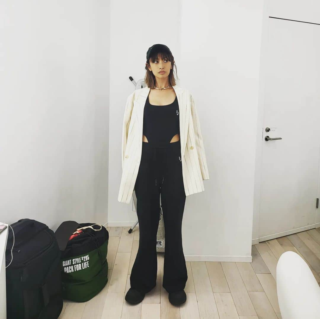 山田優さんのインスタグラム写真 - (山田優Instagram)「とあるひの私服♡  #outfit  #yusoutfit  #ゆうのしふく   お気に入りの @irojikake の スウェット＆タンクトップ♡♡♡ 腰骨が見えて、カジュアルなのにSEXY♡ たまらないカットです✨  そこに @hm のジャケットを羽織って！  シューズは @alexandermcqueen でボリュームつけて☺️  #blackpinkの練習着的な ♡♡♡」5月21日 16時28分 - yu_yamada_