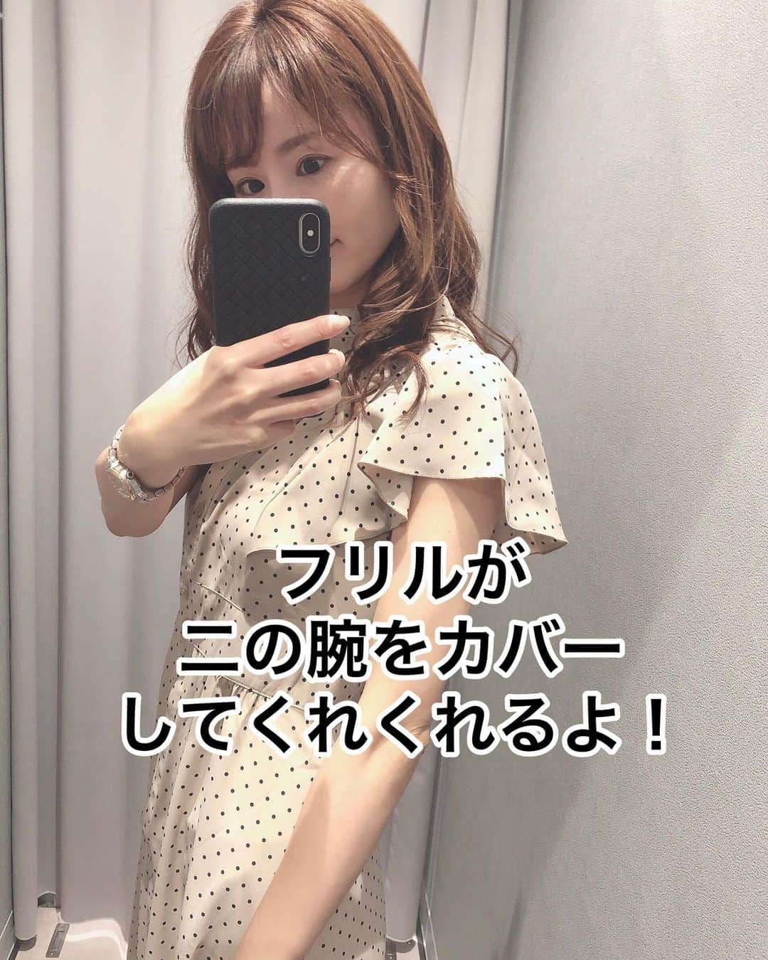 花清まゆこさんのインスタグラム写真 - (花清まゆこInstagram)「GUパトしました(^^)  以前から気になっていたドット柄ワンピース✨  着たときのシルエットが凄い良かった！  かなり高見えします！！  そして、さり気なくついている袖のフリルが、 二の腕隠しをしてくれて、 いい役割をしてくれる✨  これなら、気にせず上着無しで一枚でも着れそう☺️  アラフォーは、隠さなきゃいけない場所が沢山あって、大変なのですよ、、、（笑）  ※ドットプリントワンピース(半袖)Z 商品番号: 345698  #gu #ジーユー #ジーユー購入品  #gu購入品  #guパト @gu_for_all_  #ドットプリントワンピース  #fashion  #ファッション #アラフォー  #ワンピース」5月21日 16時22分 - mayuusa610