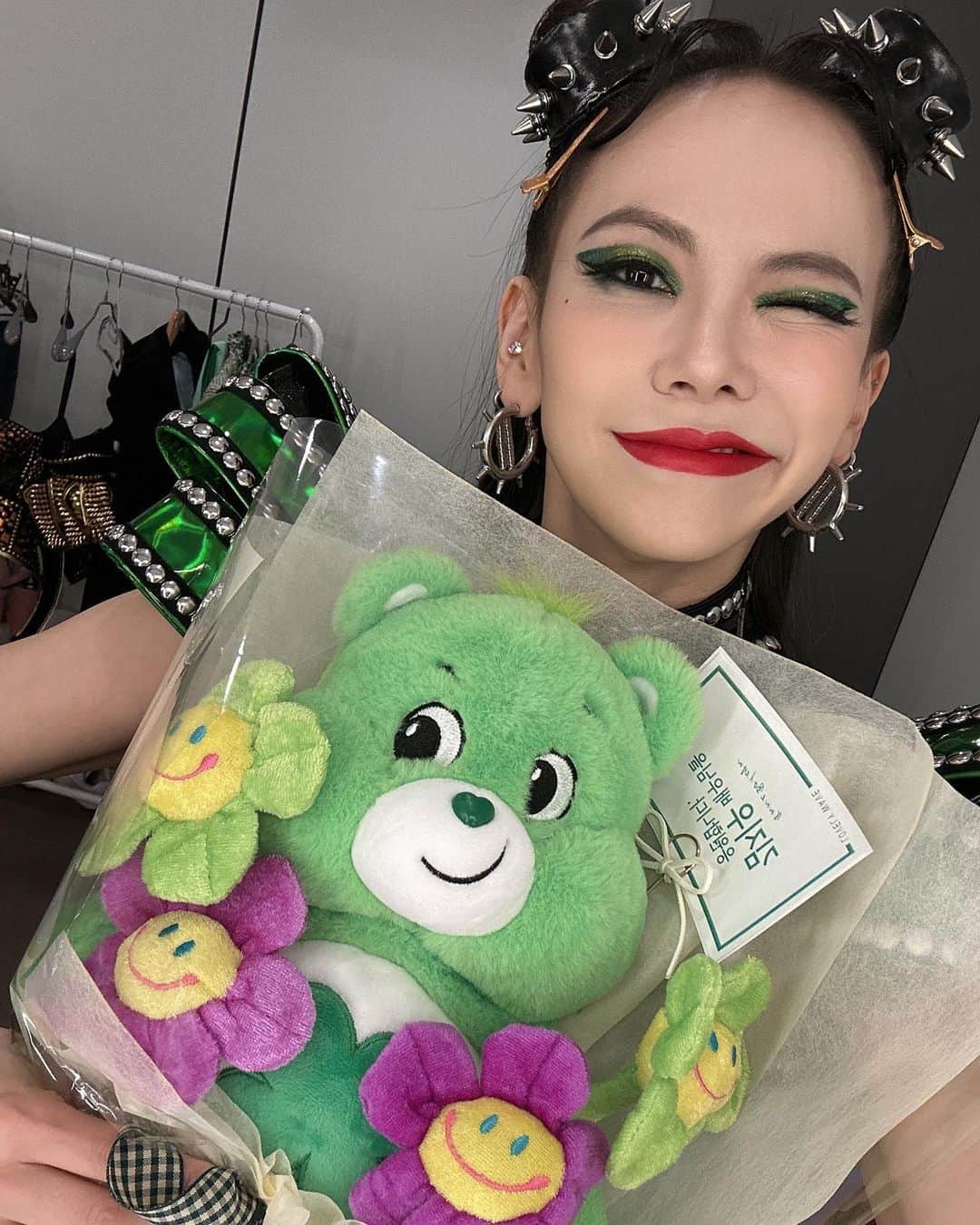 キム・ジウのインスタグラム：「. . 흐어어엉~~ 너무 사랑하는 Care bears🐻🐻 가방에도 달고다니는 아이인데 불린 컬러랑 똑같이 그린베어를💚💚💚 거기에 맛있는 간식들과 모든 배우들에게 손편지까지🤩 정말 감사감사 또 감사해요💚 . Good Luck Bear 표정 따라하기🤨🤨 . . #쥬불린」