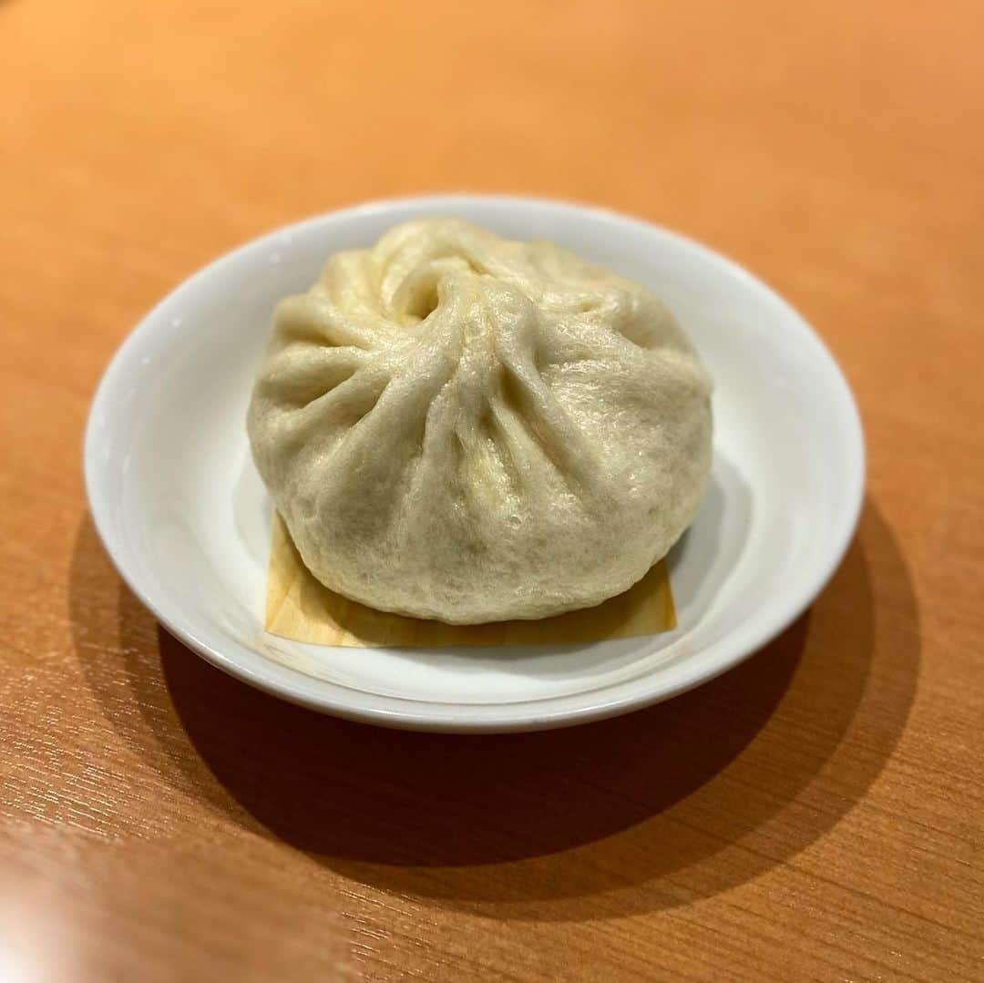 服部円のインスタグラム：「551の豚まんのお店。ファミレス的な雰囲気でランチもボリューム満点でした🥟 #551蓬莱  #服部京都飯」