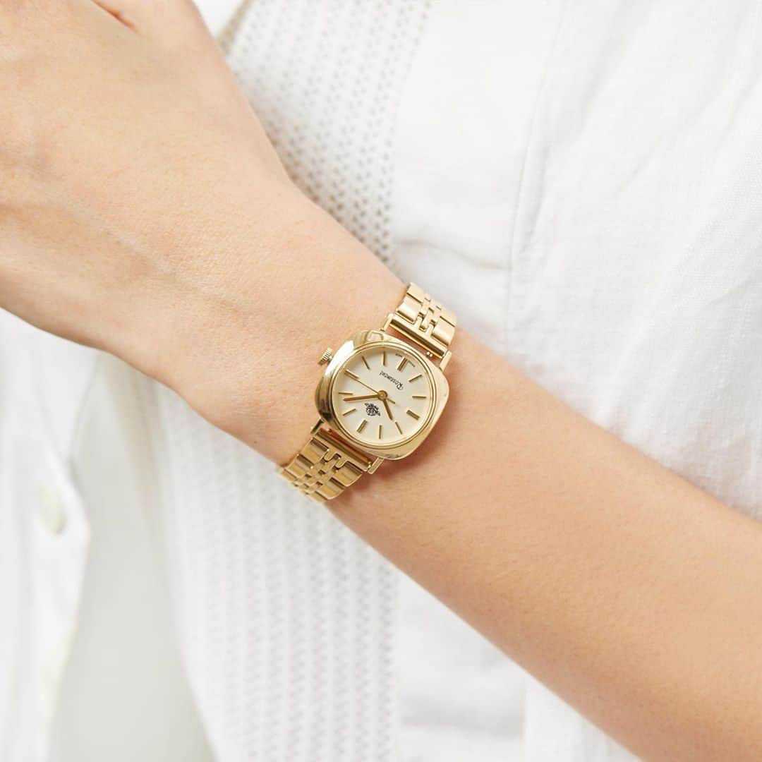 rosemont_jpさんのインスタグラム写真 - (rosemont_jpInstagram)「白系コーデに合わせたい、落ち着いた色合いのアンティークゴールドカラーの腕時計。スタイリングにリュクスさをプラスしたいときに。 . . #rosemont #ロゼモン #時計 #腕時計 #ns015 #スイス #クラシカル #アクセサリー #コーデ #手元 #暮らし #上品 #アンティーク #ゴールド #白シャツ #オフィス #classic #watch #watch #swissmade #homedesign #accessories #antique #fashion #ootd」5月21日 16時33分 - rosemont_jp