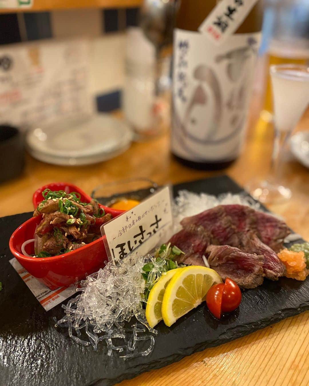 YU-RIさんのインスタグラム写真 - (YU-RIInstagram)「牡蠣🦪と和牛🥩と日本酒🍶◌˳*  📍牡蠣と和牛 ほいさっさ / 蒲田  全部日本酒のせいだ！という インパクトのあるお店の看板が目印🥰  帰りの電車乗り換え間違えたのも 全部日本酒のせいだ！！૮ * ᐕ)っ  てくらい、気持ちよく酔った♡⃛笑 日本酒の種類がすーっごいの🍶´-  生牡蠣盛り合わせ🦪と 和牛の"愛"盛り🥩に 日本酒のペアリングをしてもらったんだけど、  ペアリングの日本酒がめっちゃくちゃ お料理に合って美味しかった🥹🤍  他にも色々食べたんだけど、 やっぱり牡蠣と和牛が最高に美味しかった☺️ 焼き牡蠣も、牡蠣フライもたべて牡蠣尽くし♡  和牛も、ユッケ、タタキ、カルパッチョを食べて 全部美味しかった〜！お肉さいこうっ❤️  最後にちゃんとデザートも食べたよ🍫笑  おなかいっぱい食べて、4杯くらい飲んで 一人7000円くらいでした♡⃛  私の推し日本酒は、 𖤐天美 𖤐雨後の月 でした🍶  日本酒好きは行ってみて٩( ´ω` )و❤︎.*  #牡蠣と和牛ほいさっさ#牡蠣と和牛ほいさっさ蒲田店#蒲田#蒲田グルメ#日本酒#牡蠣#和牛#お肉大好き#お肉最高#東京グルメ#大田区グルメ#天美#雨後の月#お酒好き女子#甘党女子#牡蠣づくし」5月21日 16時34分 - yu_uri.12