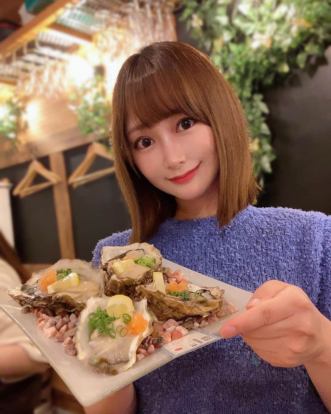 YU-RIのインスタグラム：「牡蠣🦪と和牛🥩と日本酒🍶◌˳*  📍牡蠣と和牛 ほいさっさ / 蒲田  全部日本酒のせいだ！という インパクトのあるお店の看板が目印🥰  帰りの電車乗り換え間違えたのも 全部日本酒のせいだ！！૮ * ᐕ)っ  てくらい、気持ちよく酔った♡⃛笑 日本酒の種類がすーっごいの🍶´-  生牡蠣盛り合わせ🦪と 和牛の"愛"盛り🥩に 日本酒のペアリングをしてもらったんだけど、  ペアリングの日本酒がめっちゃくちゃ お料理に合って美味しかった🥹🤍  他にも色々食べたんだけど、 やっぱり牡蠣と和牛が最高に美味しかった☺️ 焼き牡蠣も、牡蠣フライもたべて牡蠣尽くし♡  和牛も、ユッケ、タタキ、カルパッチョを食べて 全部美味しかった〜！お肉さいこうっ❤️  最後にちゃんとデザートも食べたよ🍫笑  おなかいっぱい食べて、4杯くらい飲んで 一人7000円くらいでした♡⃛  私の推し日本酒は、 𖤐天美 𖤐雨後の月 でした🍶  日本酒好きは行ってみて٩( ´ω` )و❤︎.*  #牡蠣と和牛ほいさっさ#牡蠣と和牛ほいさっさ蒲田店#蒲田#蒲田グルメ#日本酒#牡蠣#和牛#お肉大好き#お肉最高#東京グルメ#大田区グルメ#天美#雨後の月#お酒好き女子#甘党女子#牡蠣づくし」