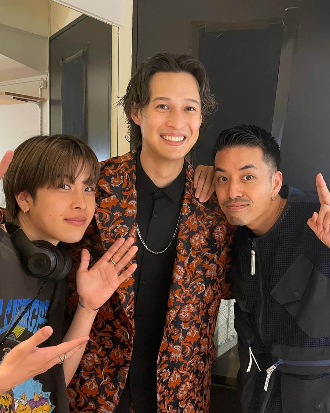 シュネルさんのインスタグラム写真 - (シュネルInstagram)「たかほ君 昨日はDJで LIVEを支えてくれてありがとう！ 会って1回目にも関わらずオファーをした時悩むことなくすぐにOKしてくれてその男気に惚れました！ 同い年ってこともあり凄く話も合うしとても心強かったです 即興ラップもありがとう！またゆっくりお礼させてください✌️  あきと、たけ 何かあったらいつも駆けつけてくれてありがとう😭 今は個々の活動で中々会えてはないけどみんなを想う気持ちは離れてても昔のまんまなのが嬉しいよね！  落ち着いたらまたご飯いこうな^ ^  Skip the Chips 遠征帰りなのに駆けつけてくれてありがとう！ たかほ君を紹介してくれたはSkip the Chipsなんです いやぁ本当に感謝だね！ 対バンで共演したんですが本当にいい仲間に出会うことが出来ました ２１日も対バン楽しもうね✌️」5月21日 16時35分 - schnell_solidemo