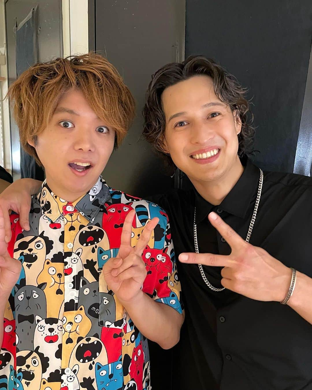 シュネルさんのインスタグラム写真 - (シュネルInstagram)「たかほ君 昨日はDJで LIVEを支えてくれてありがとう！ 会って1回目にも関わらずオファーをした時悩むことなくすぐにOKしてくれてその男気に惚れました！ 同い年ってこともあり凄く話も合うしとても心強かったです 即興ラップもありがとう！またゆっくりお礼させてください✌️  あきと、たけ 何かあったらいつも駆けつけてくれてありがとう😭 今は個々の活動で中々会えてはないけどみんなを想う気持ちは離れてても昔のまんまなのが嬉しいよね！  落ち着いたらまたご飯いこうな^ ^  Skip the Chips 遠征帰りなのに駆けつけてくれてありがとう！ たかほ君を紹介してくれたはSkip the Chipsなんです いやぁ本当に感謝だね！ 対バンで共演したんですが本当にいい仲間に出会うことが出来ました ２１日も対バン楽しもうね✌️」5月21日 16時35分 - schnell_solidemo