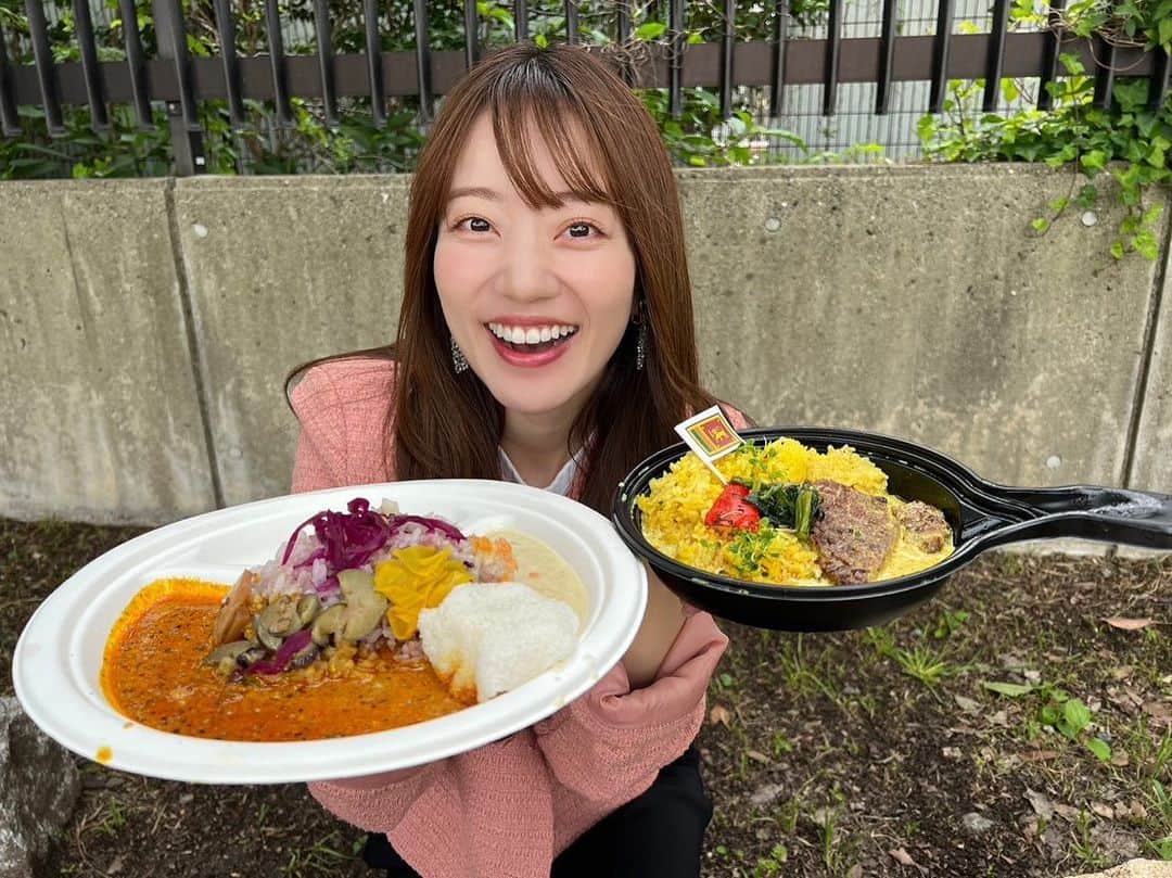 原直子さんのインスタグラム写真 - (原直子Instagram)「I ❤︎ curry.  #舞鶴公園カレーフェス  美味しいカレーに囲まれると言う神イベント。 えりなちゃんとずっと前から楽しみにしてました🍛  カレーは大きな豚肉が乗ったRスリランカを選びました。 実は去年もこのイベントで食べたんです。しかも福岡市内だから、食べに行こうと思えば行けるのに、見たらどうしても食べたくなっちゃって、また選びました❤︎ 安定の美味しさ！！！  そして、初めて食べたカレーパン専門店FAMさんのグリーンカレーパン！！ 今回1番インパクトがあったのがこれでした！ ほぼ完売してて、やっと買えたグリーンカレーパンは、想像以上にグリーンカレー！笑 久留米市にお店があるので、是非行ってみたいです♡  あとは、鹿児島から出店していた株式会社1129の桜島小みかんソーダ。 カレーのあとにシュワっとみかんが最高🧡  外で食べるご飯は美味しい！ ご馳走様です♡  #カレー好き #カレーパン専門店fam #カレーフェス #Rスリランカ」5月21日 16時35分 - naoko_15_hara