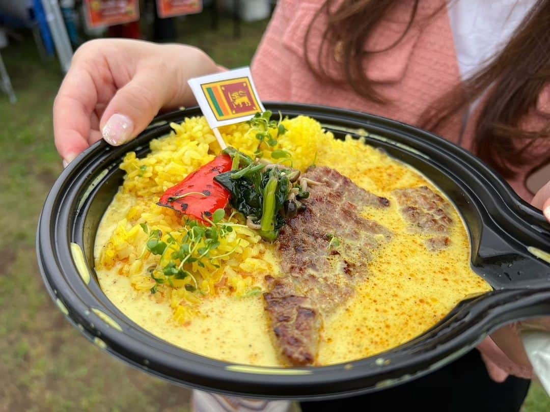 原直子さんのインスタグラム写真 - (原直子Instagram)「I ❤︎ curry.  #舞鶴公園カレーフェス  美味しいカレーに囲まれると言う神イベント。 えりなちゃんとずっと前から楽しみにしてました🍛  カレーは大きな豚肉が乗ったRスリランカを選びました。 実は去年もこのイベントで食べたんです。しかも福岡市内だから、食べに行こうと思えば行けるのに、見たらどうしても食べたくなっちゃって、また選びました❤︎ 安定の美味しさ！！！  そして、初めて食べたカレーパン専門店FAMさんのグリーンカレーパン！！ 今回1番インパクトがあったのがこれでした！ ほぼ完売してて、やっと買えたグリーンカレーパンは、想像以上にグリーンカレー！笑 久留米市にお店があるので、是非行ってみたいです♡  あとは、鹿児島から出店していた株式会社1129の桜島小みかんソーダ。 カレーのあとにシュワっとみかんが最高🧡  外で食べるご飯は美味しい！ ご馳走様です♡  #カレー好き #カレーパン専門店fam #カレーフェス #Rスリランカ」5月21日 16時35分 - naoko_15_hara