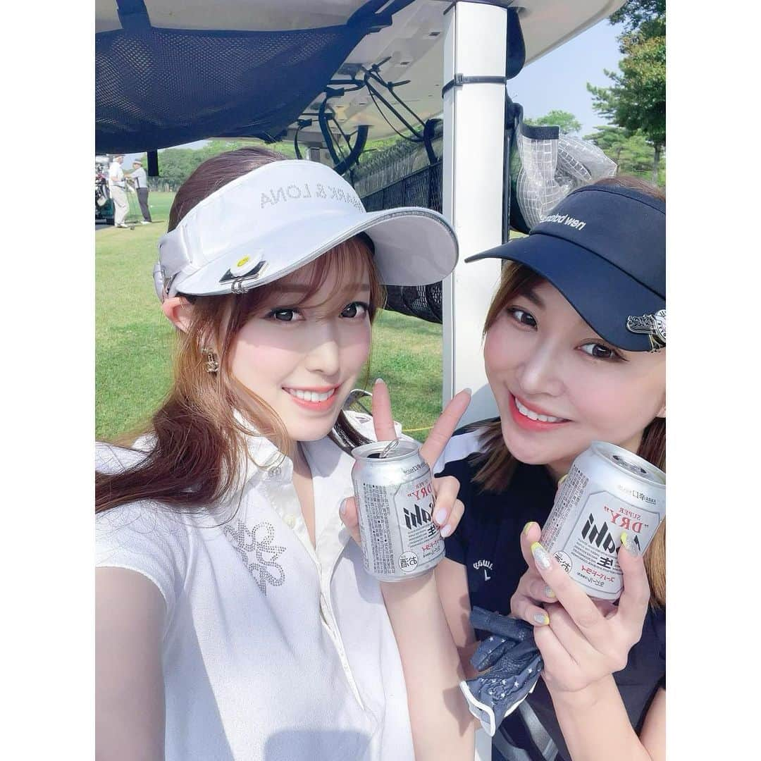 北川珠望のインスタグラム：「. 先週の久々Golfは ありさと初ラウンド⛳️✨  楽し過ぎてまた来月も一緒に行く事になった💛うれぴ  この日は珍しく！？ ドライバーが全然ダメだった🥹www  だけどバンカー神がかってたり😂 アプローチ、パターが良くって 35パットだった😍❤️  この間のりぴー先生にアプローチ、パターのレッスンしてもらったおかげです🙇‍♀️✨ のりぴー先生次はドライバーのレッスンお願いします😆⛳️ @norip23g   次のラウンドは水曜日😍❤️ 楽しみ〜⛳️✨  あ、50ってハーフベストかもw  #golf#ゴルフ#골프#高尔夫#ゴルフ初心者#ゴルフ初心者女子#ゴルフ女子#ゴルフ好き #ゴルフ好きな人と繋がりたい #ゴルフ仲間募集中 #ゴルフ友達募集中 #千葉ゴルフ#千葉ゴルファー #ゴルフコーデ #ゴルフ上手くなりたい  #ゴルフ練習 #妙典#行徳#南行徳#原木中山#葛西#golfbabes#golflife#golfstagram#golfing#フォロー大歓迎」