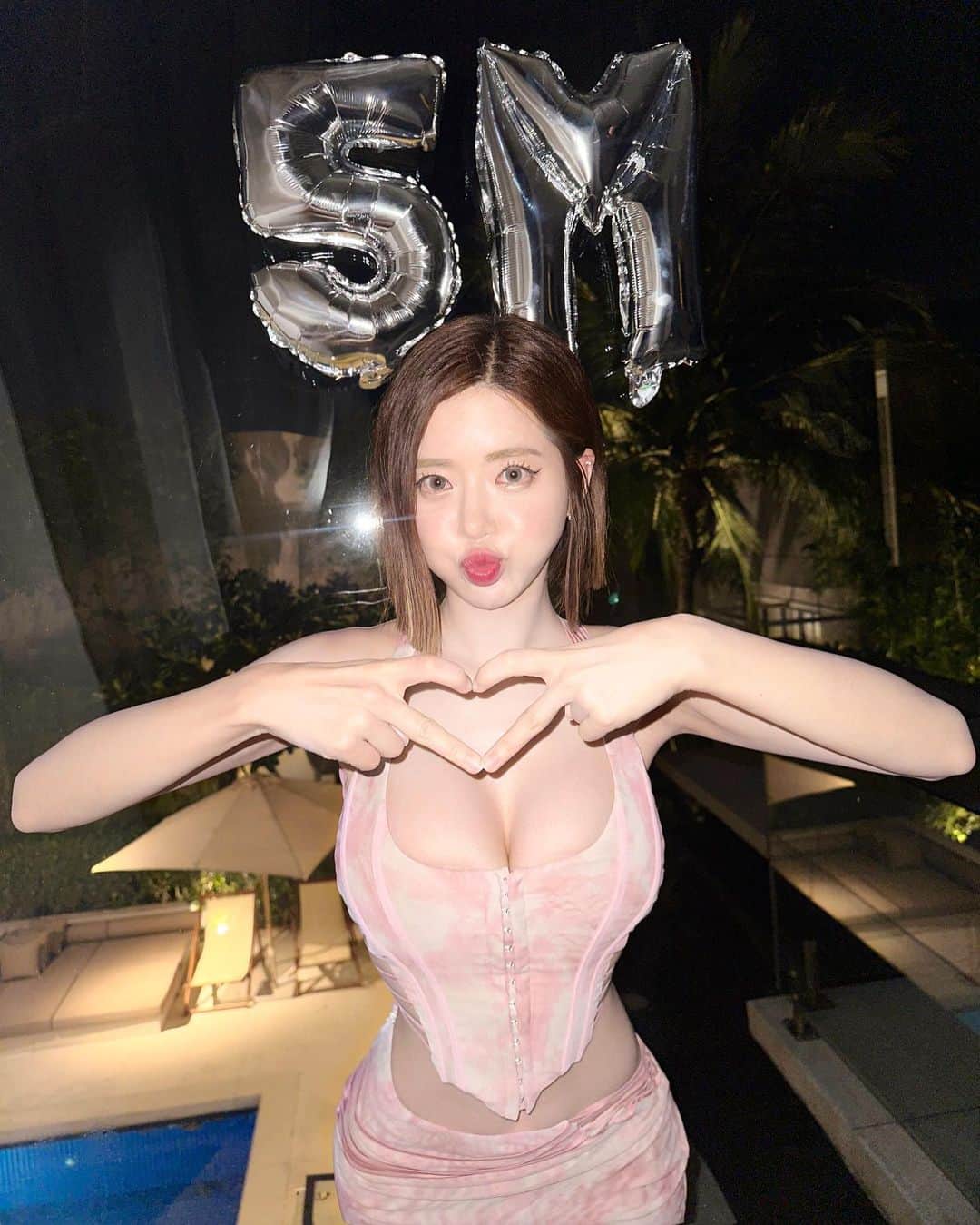 Dj Sodaのインスタグラム：「세상에!! 제가 드디어 5백만 팔로워를 달성했어요!!🎂❤️‍🔥 요즘은 돈으로도 쉽게 팔로워를 살 수 있는 세상이여서 가끔 팔로워를 돈주고 산거 아니냐는 오해를 받기도 해서 속상했지만 저를 믿어주고 사랑해주는 팬분들 덕분에 열심히 노력해서 온전히 제 힘으로 순수하게 만들었어요!! 정말 열심히 일했어요!!🥹🥹앞으로도 열심히 하는 모습 많이 보여드릴께요 감사합니다🙏🏻 Omg finally reached 5 million Instagram followers‼️🎉🎉 I gained my Instagram followers through sheer hard work without buying followers like others. These days a lot of people can easily buy followers with money, but I worked hard and made it with my fans.🥹🥹💕💕Sometimes I felt upset because I was doubts from others that I bought followers, but I made it on my own hard work. Thanks to my fans for always supporting me, love you all😘😘❤️‍🔥❤️‍🔥」
