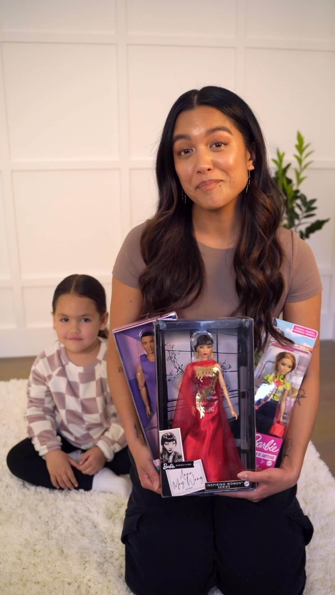 バービーのインスタグラム：「“How cool is it that my daughter gets to see herself in the dolls she plays with? We are in LOVE with how inclusive Barbie is with its diverse range of dolls that showcases different skin tones, ethnicities, and body types.” @carissaalvarado #Barbie #AAPIHeritageMonth」