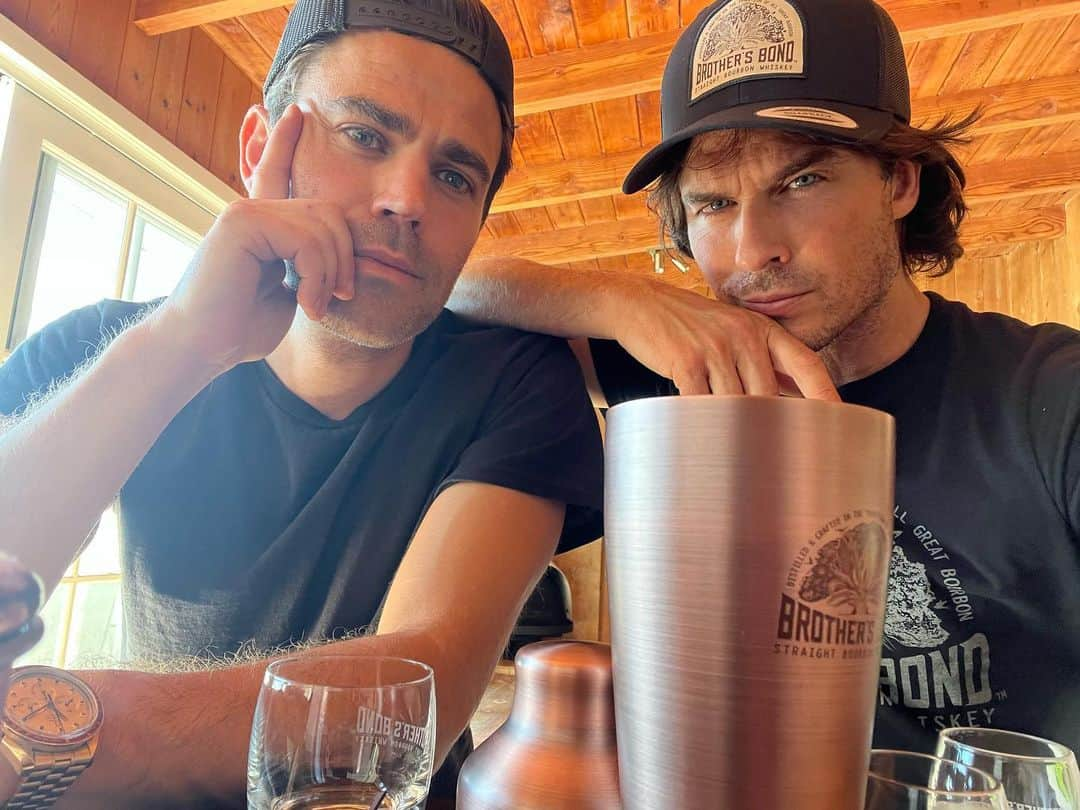 イアン・サマーホルダーのインスタグラム：「Work’n hard with this dude… Happy Sunday lovely people. How will you mend the most of it? 🥃👊  @brothersbondbourbon #timetobond」