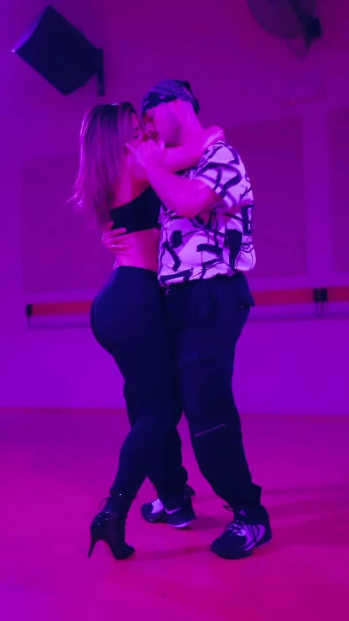 エメロード・トビアのインスタグラム：「una bachata para el corazón ❤️」