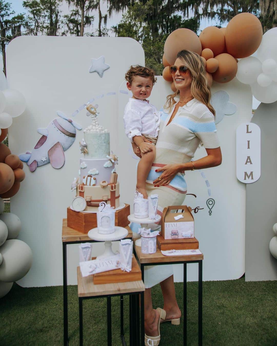 ステファニア・フェルナンデスのインスタグラム：「2 añitos de Liam 🩵🛩️ que juntos podamos recorrer las maravillosas que Dios ha creado en este el mundo.  Te amo mi nene.」