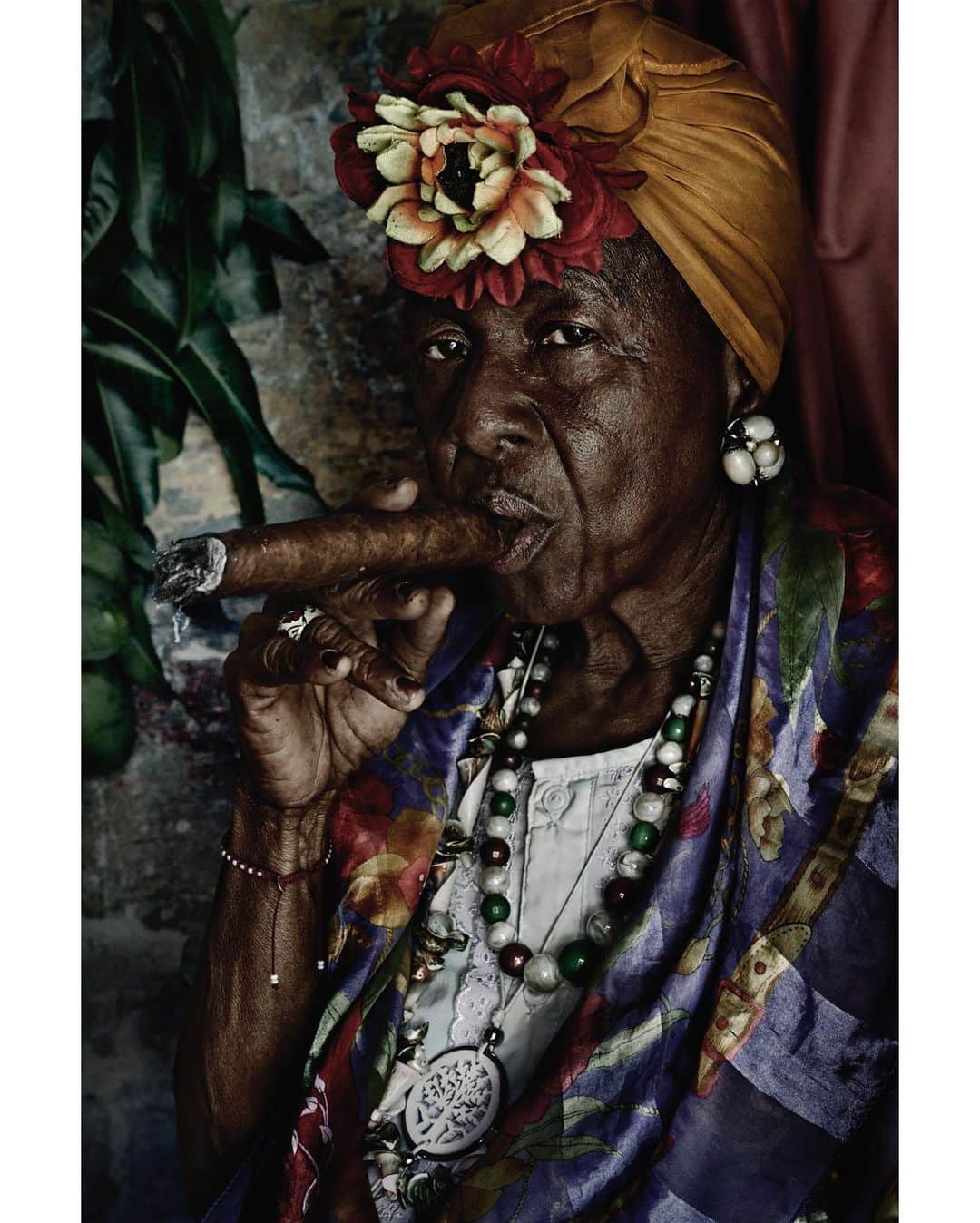 マリオ・テスティーノのインスタグラム：「A BEAUTIFUL WORLD, CIGARS, CUBA, 2023 Cigars have an importance in Cuba that transcends their fame as some of the finest in the world. It is about a connection to the land through a tradition that goes back to the indigenous population of the Caribbean and that has shaped the island’s history in many different ways. To this day, cigars are a motive of pride for Cubans and they are smoked in an elegant, even ceremonial manner.  A special thanks to Ana Carmen Cifuentes Gomez and Rakeel Semenat Hecheveurie, pictured here. _ Los cigarros tienen una importancia en Cuba que trasciende su fama como algunos de los mejores del mundo. Se trata de una conexión con la tierra a través de una tradición que se remonta a la población indígena del Caribe y que ha dado forma a la historia de la isla de muchas maneras distintas. Hasta el día de hoy, los puros son motivo de orgullo para los cubanos y se fuman de manera elegante, incluso ceremonial.  Un agradecimiento especial a Ana Carmen Cifuentes Gomez y Rakeel Semenat Hecheveurie, retratados en estas imágenes.」