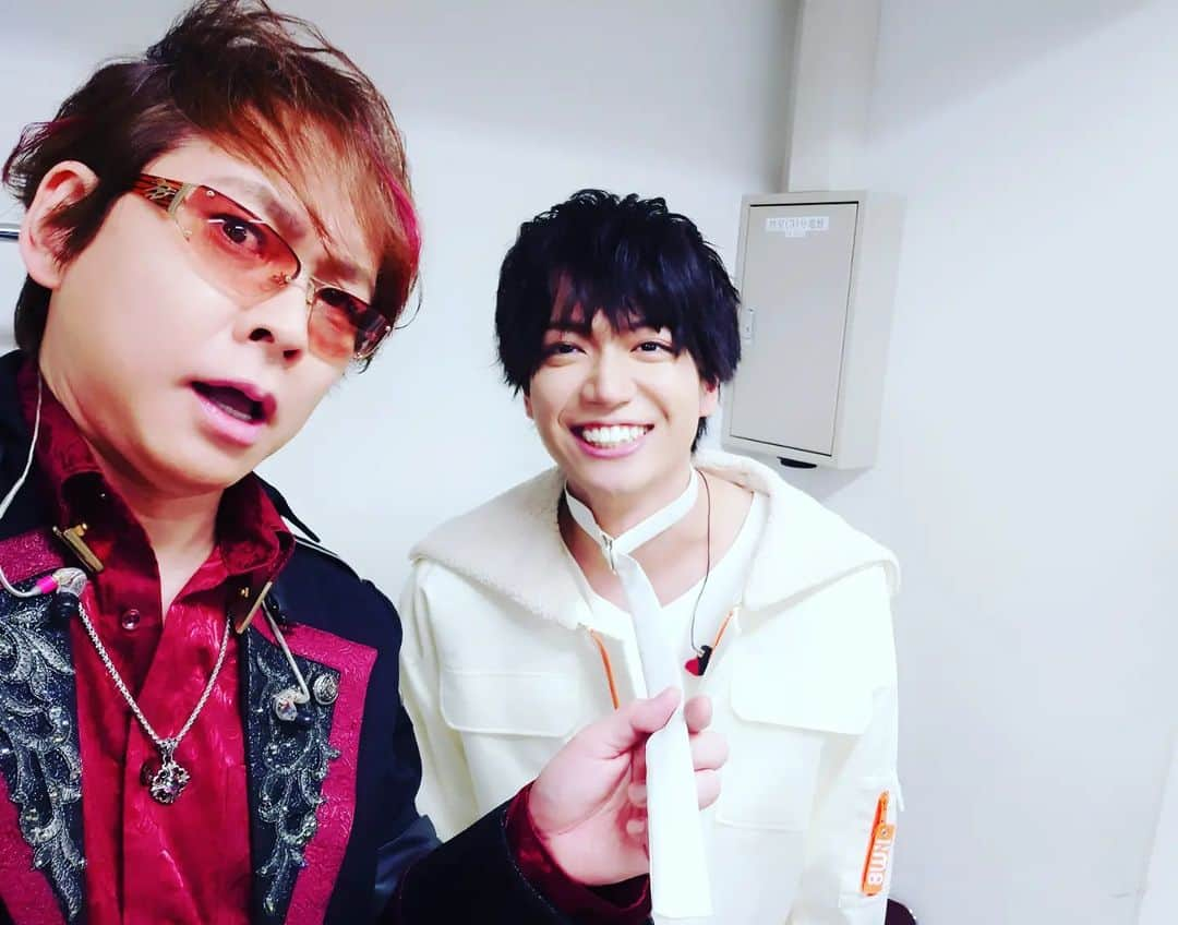 置鮎龍太郎さんのインスタグラム写真 - (置鮎龍太郎Instagram)「5/21(日)幕張イベントホール 「Paradox Live Dope Show 2023」昼夜公演、有り難うございました。  虫けらちゃんたち、よくできました♪  #パラライ #AMPRULE #井上麻里奈 #置鮎龍太郎 #竹内良太 #近藤孝行  #村瀬歩　夏準様と夢の共演、坊ちゃまのテンションが！（笑）  #千葉翔也　ちばしょー君のリード持たれてる絵、、、既視感（笑）  #梶原岳人 　ガッくん、とステージ裏で。  もうちょい続く」5月22日 2時23分 - chikichikiko