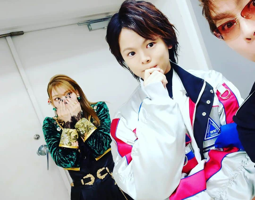 置鮎龍太郎さんのインスタグラム写真 - (置鮎龍太郎Instagram)「5/21(日)幕張イベントホール 「Paradox Live Dope Show 2023」昼夜公演、有り難うございました。  虫けらちゃんたち、よくできました♪  #パラライ #AMPRULE #井上麻里奈 #置鮎龍太郎 #竹内良太 #近藤孝行  #村瀬歩　夏準様と夢の共演、坊ちゃまのテンションが！（笑）  #千葉翔也　ちばしょー君のリード持たれてる絵、、、既視感（笑）  #梶原岳人 　ガッくん、とステージ裏で。  もうちょい続く」5月22日 2時23分 - chikichikiko