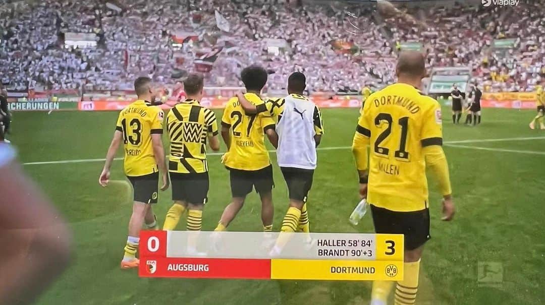 ウカシュ・ピシュチェクのインスタグラム：「🖤💛Nur der BVB 💪🏻😁 @bvb09 @blackyellow」